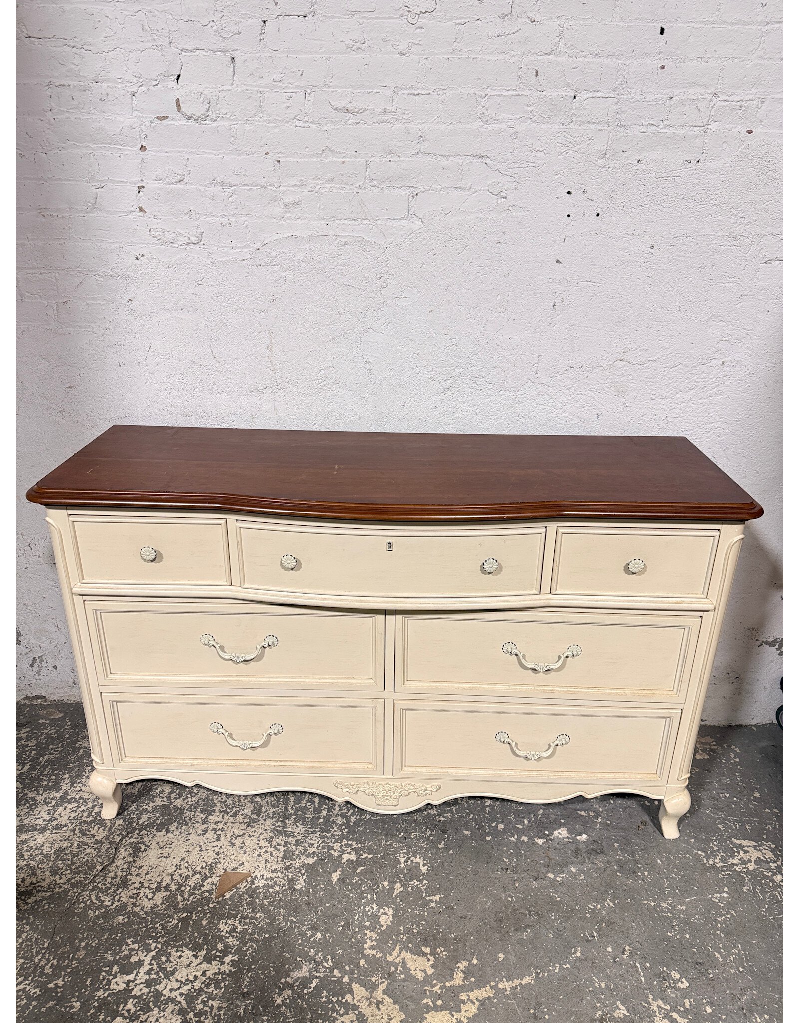 French Provincial Style 7-Drawer Dresser