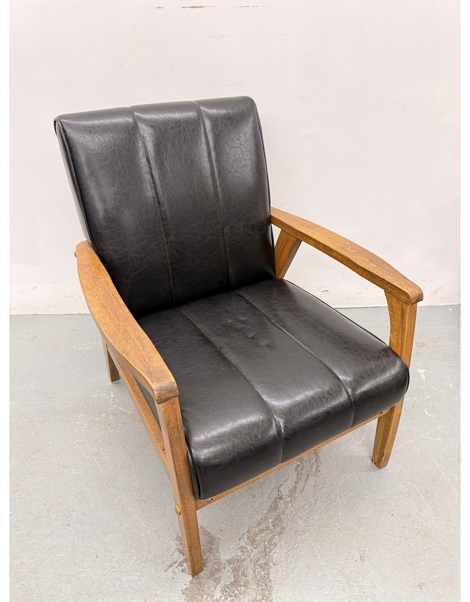 Black Leather Lounge Chair