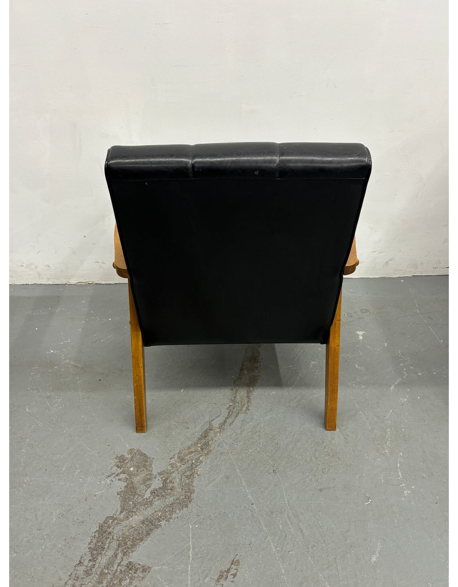 Black Leather Lounge Chair