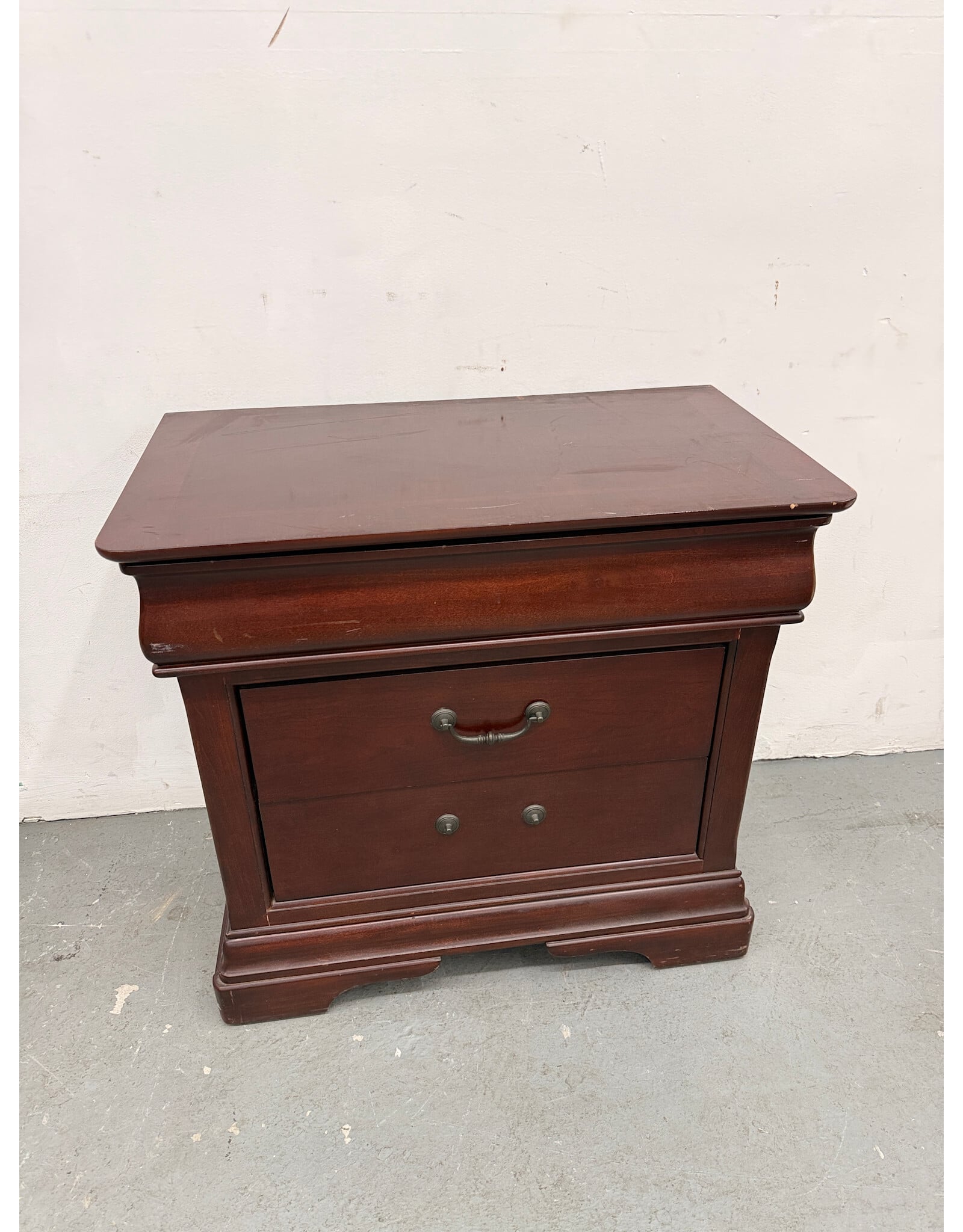 Traditional Style Dark Cherry Wood Nightstand, 3-Drawer