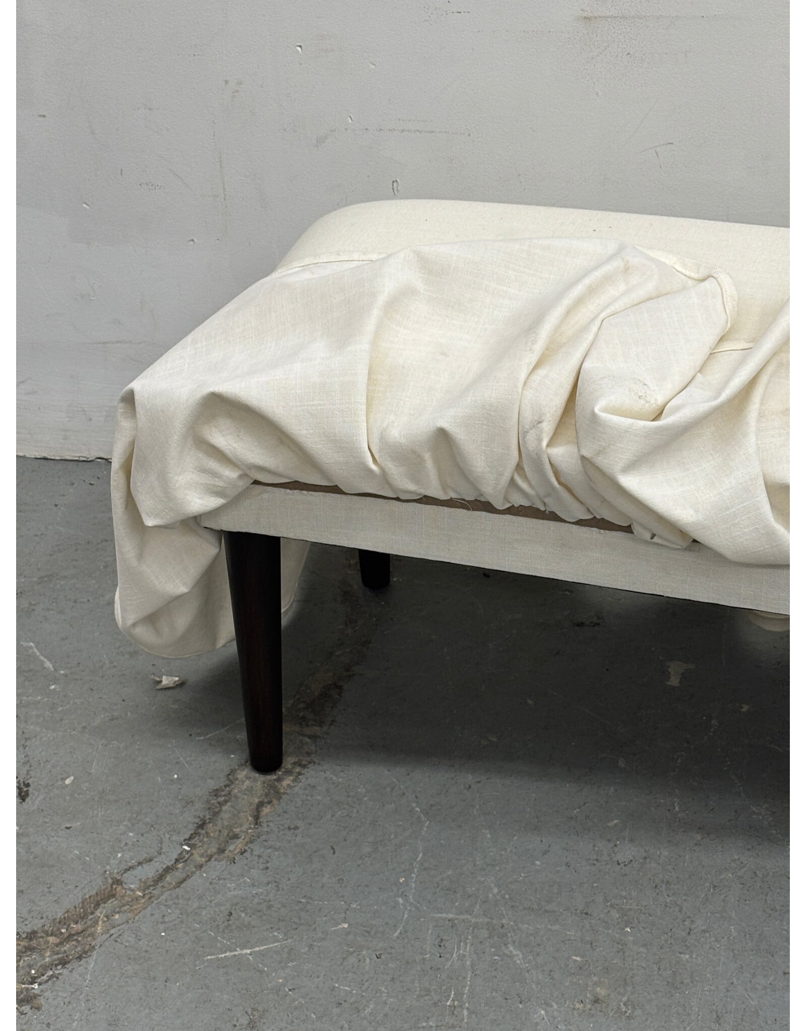 Upskirt bench