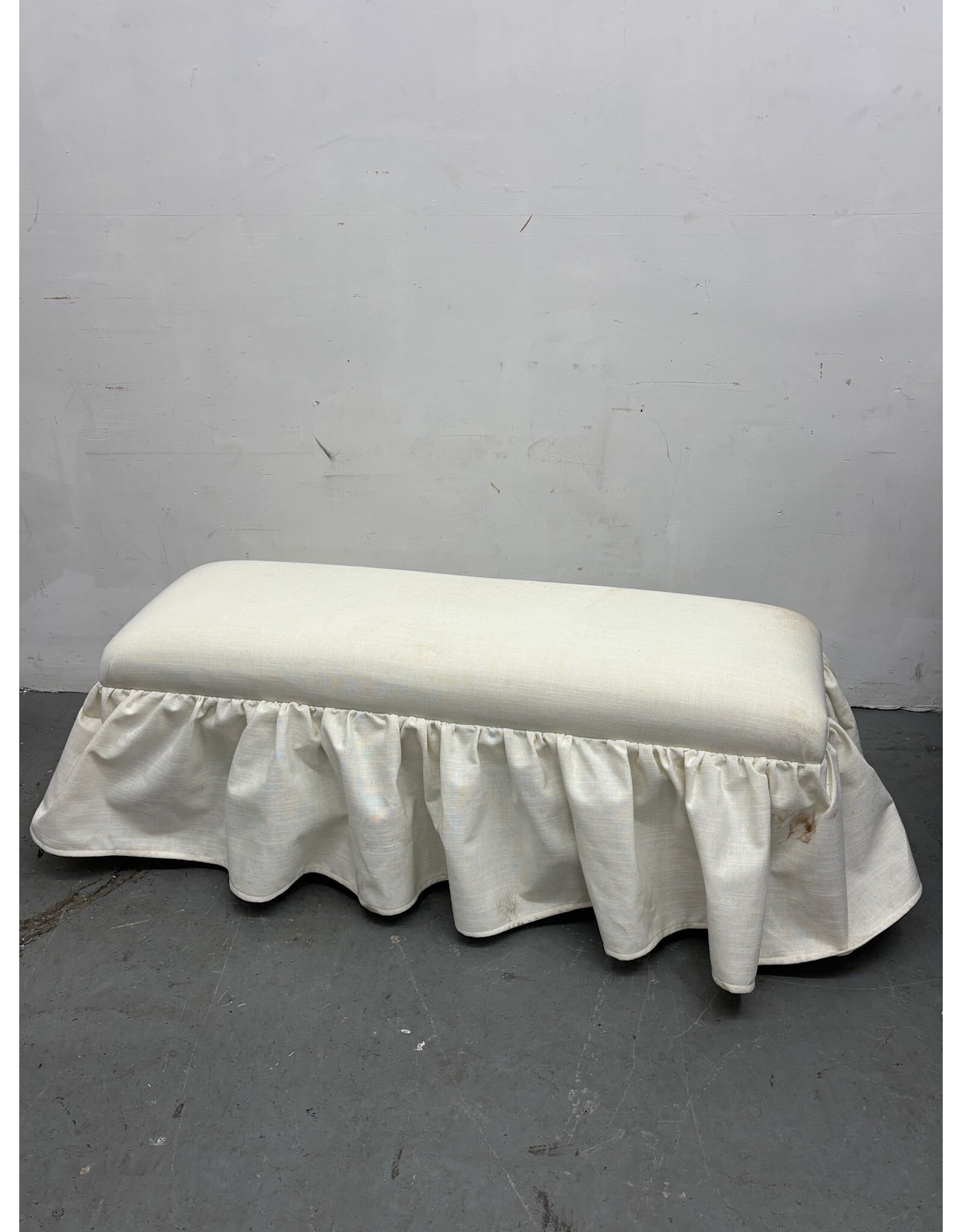 Upskirt bench