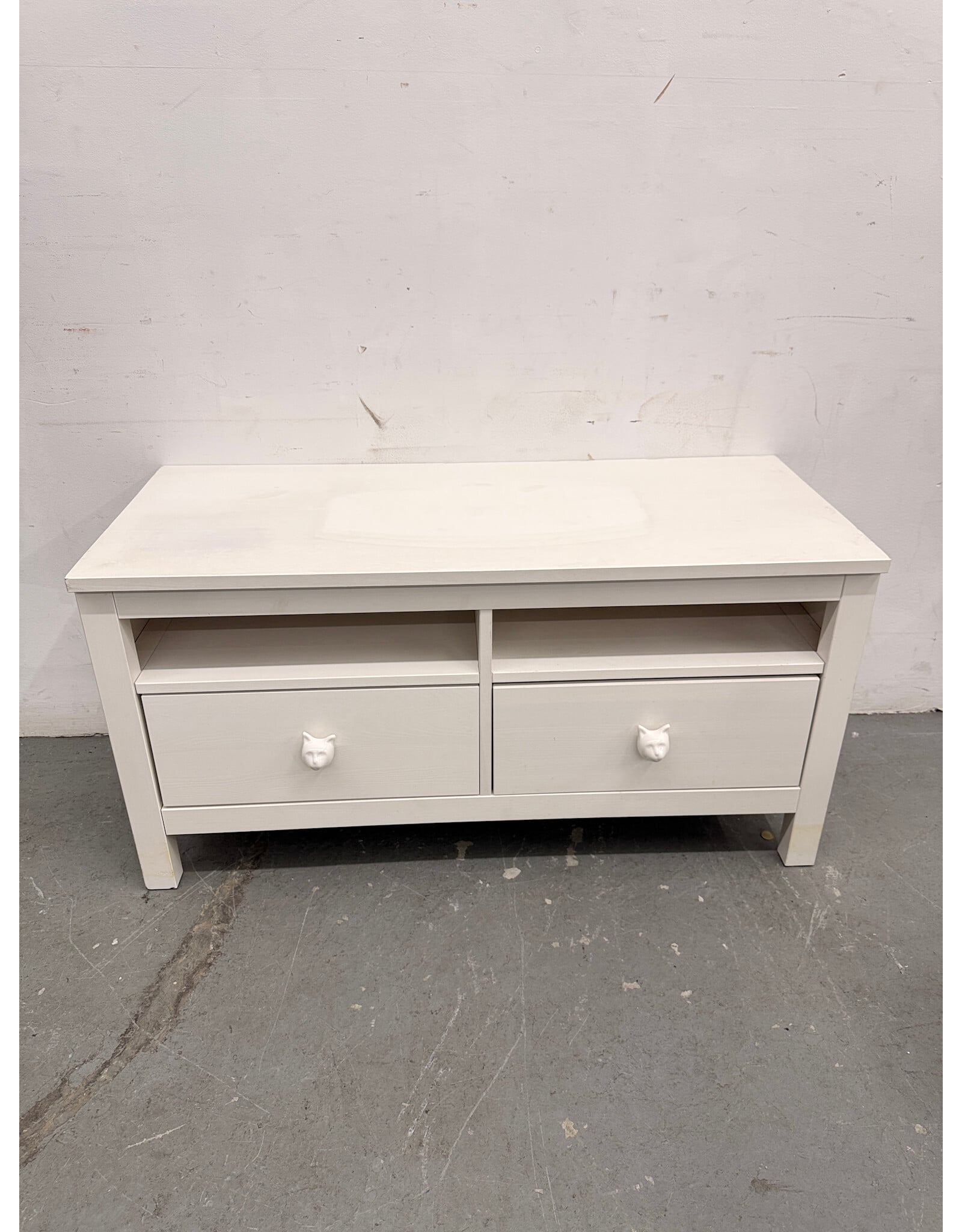 Aristocat TV Stand