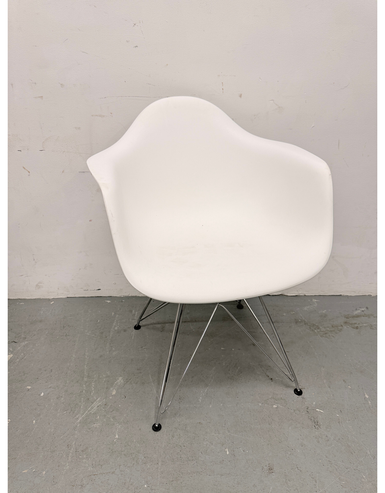Eames Replica Armchair w/Eiffel Tower Base