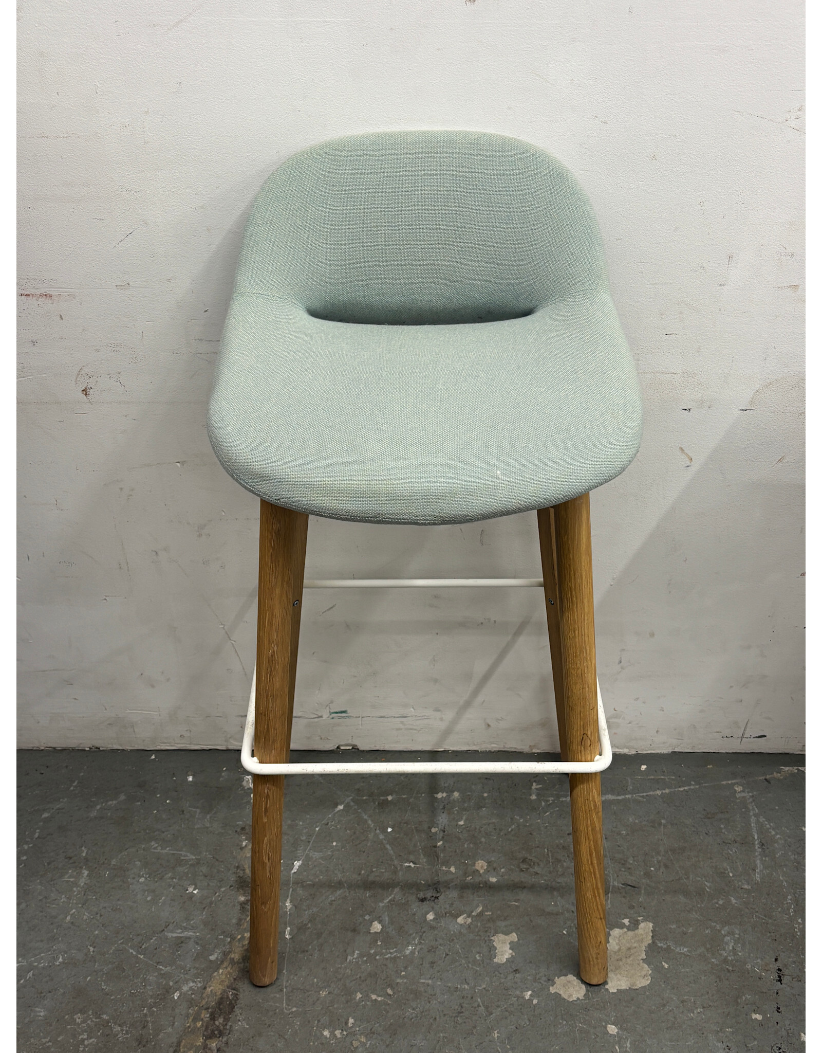 Artifort Beso Bar Stool in Mint