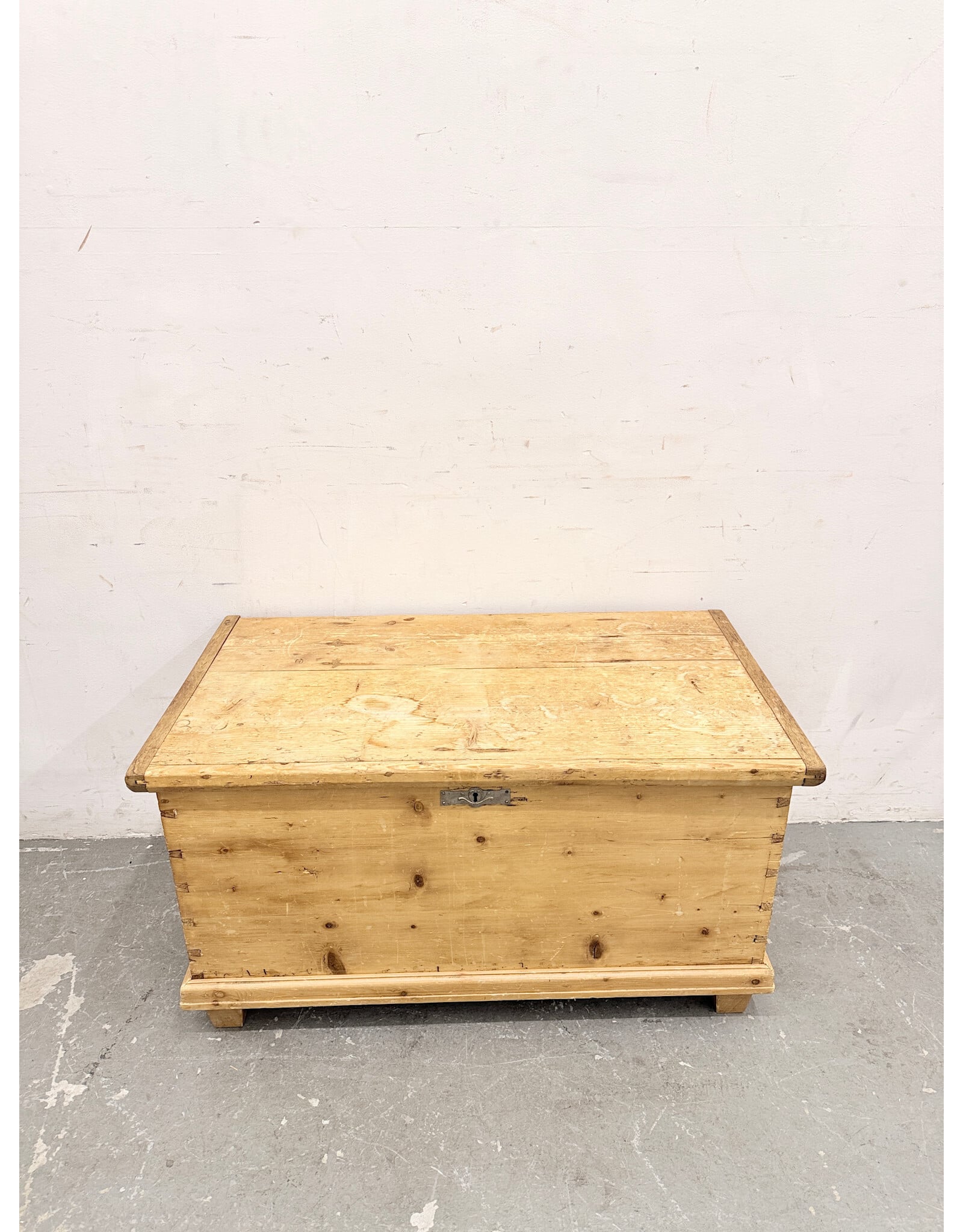 Antique Style Pine Wood Rectangular Trunk