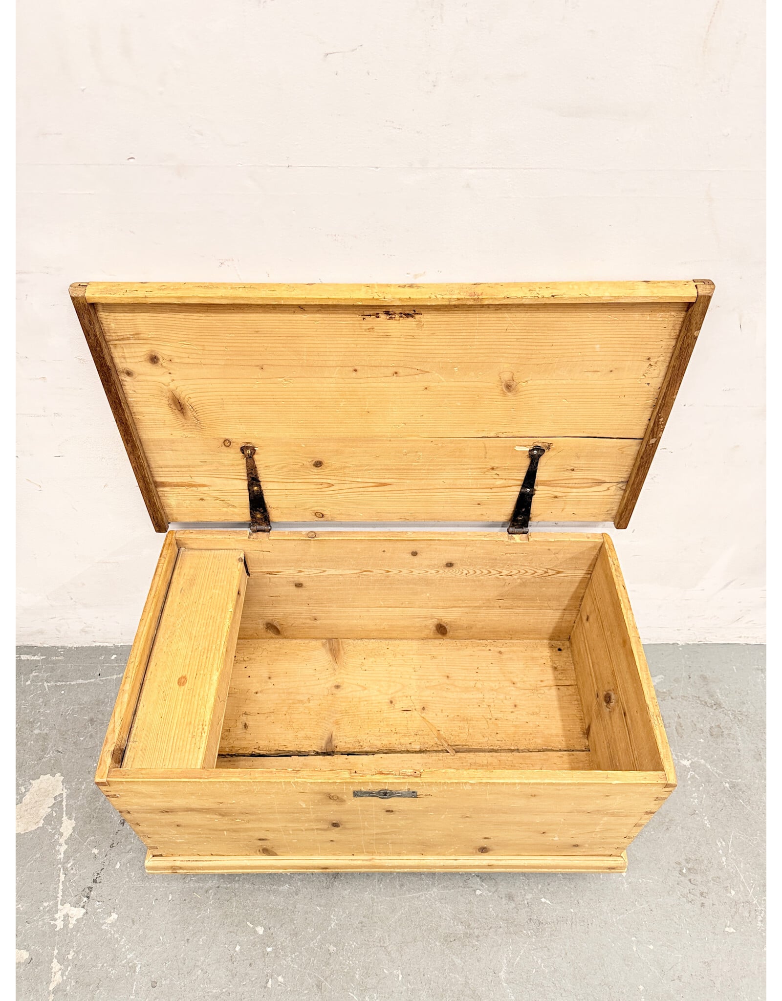 Antique Style Pine Wood Rectangular Trunk