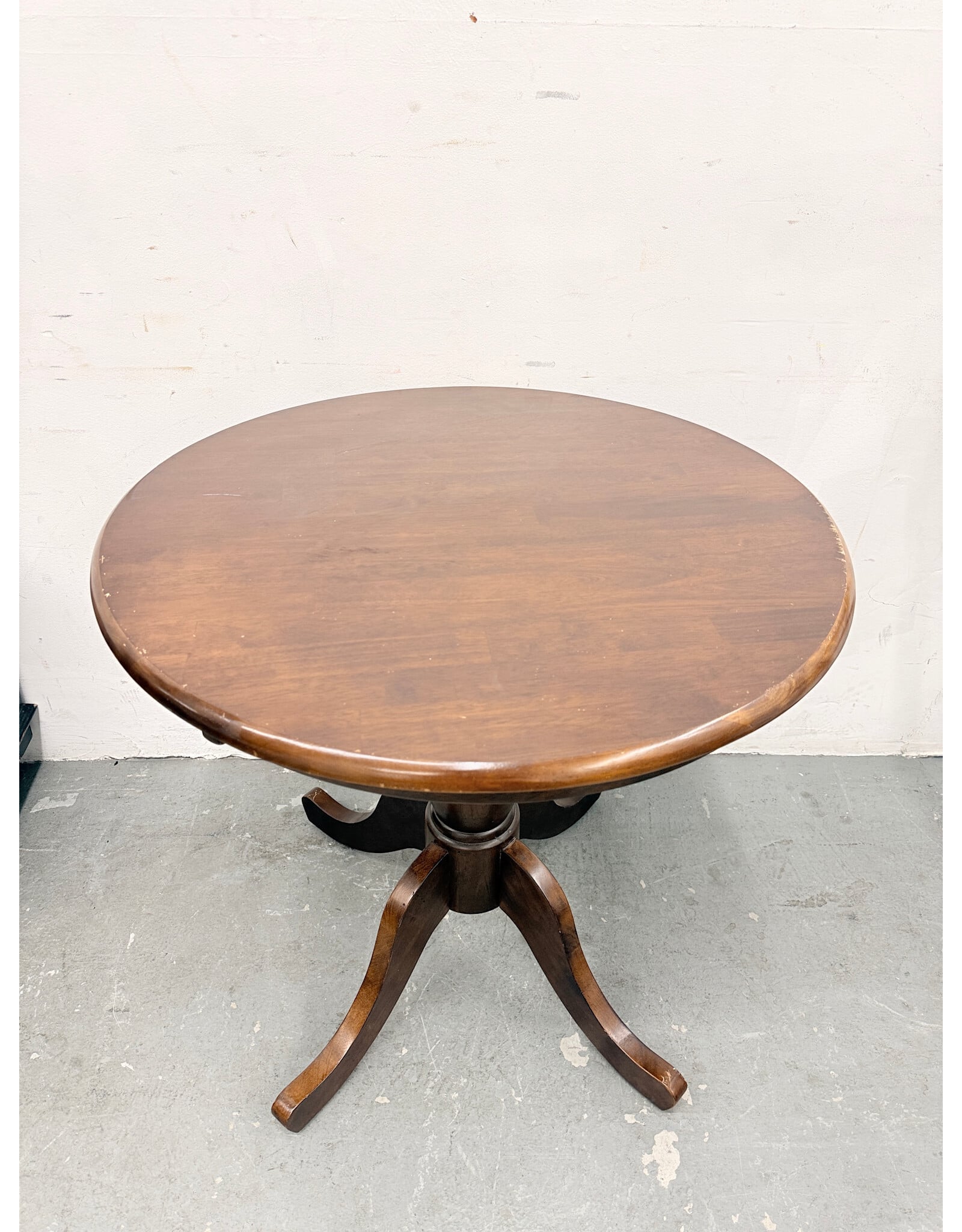 Traditional Round Wooden Pedestal Table