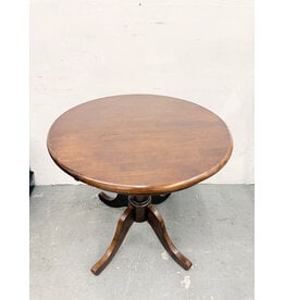 Traditional Round Wooden Pedestal Table