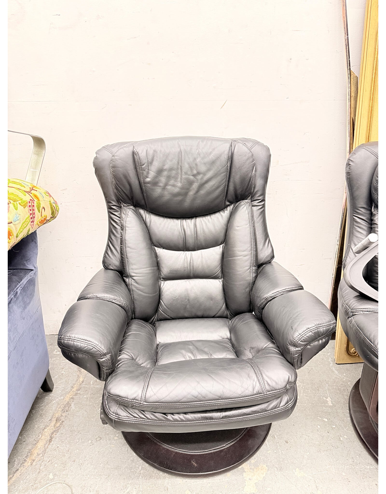 Robust Black Leather Swivel Lounge Chair