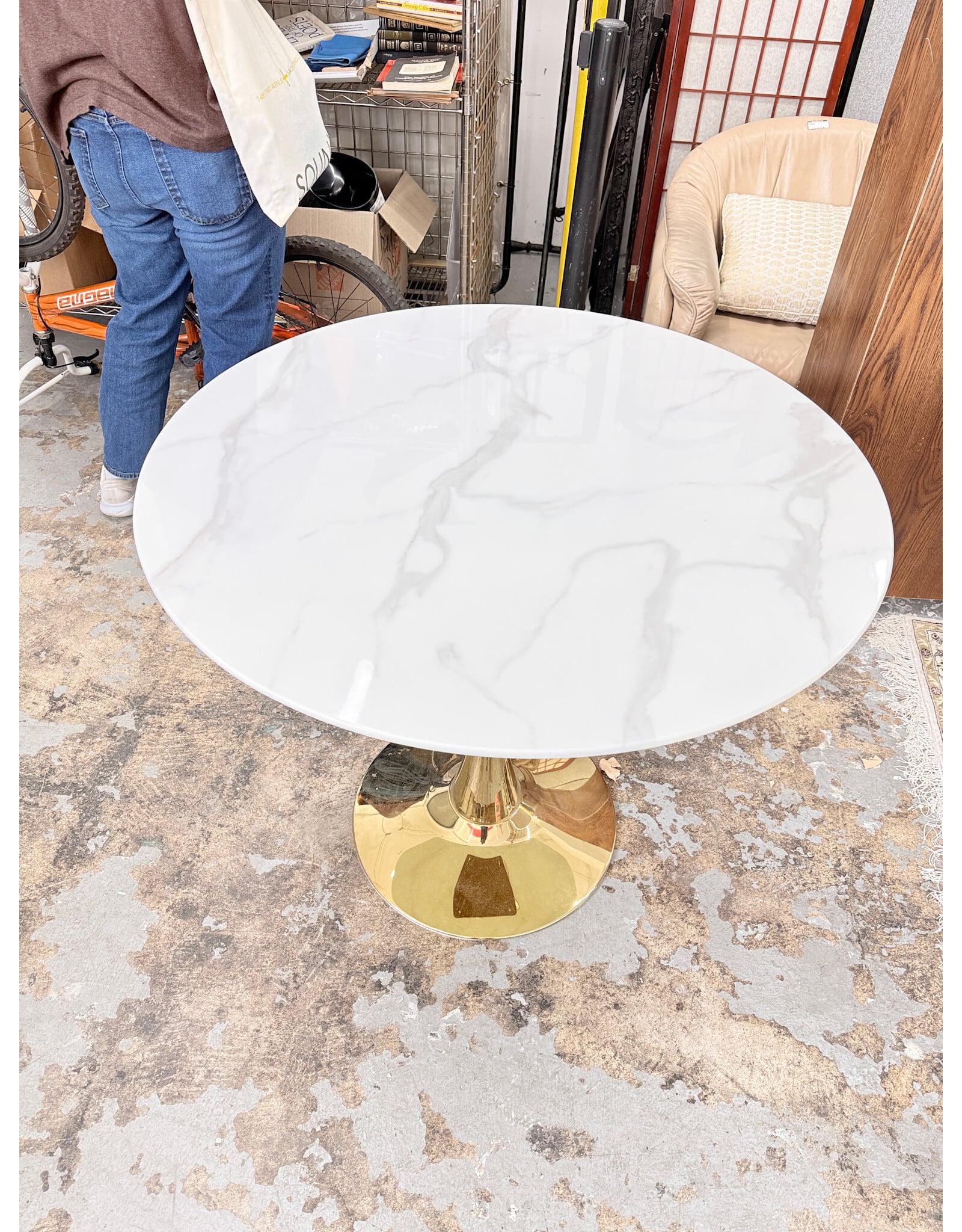 Modern Tulip Round Table, Tempered Glass