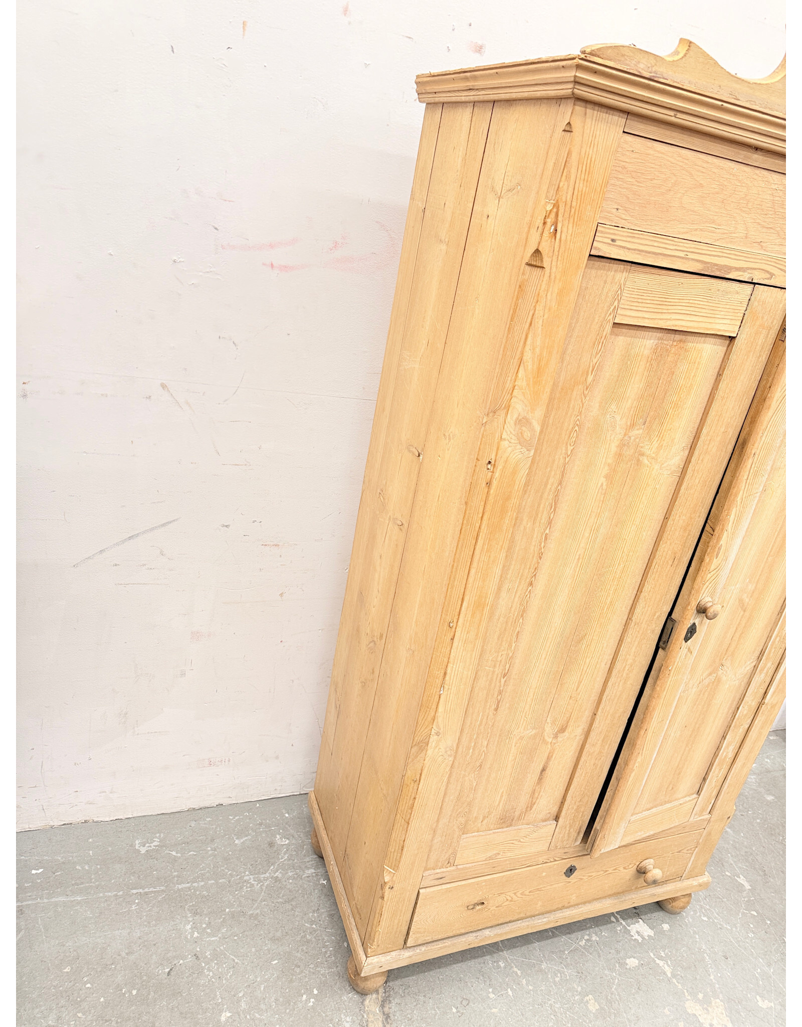 Antique Style- Pine 2-Door Cupboard