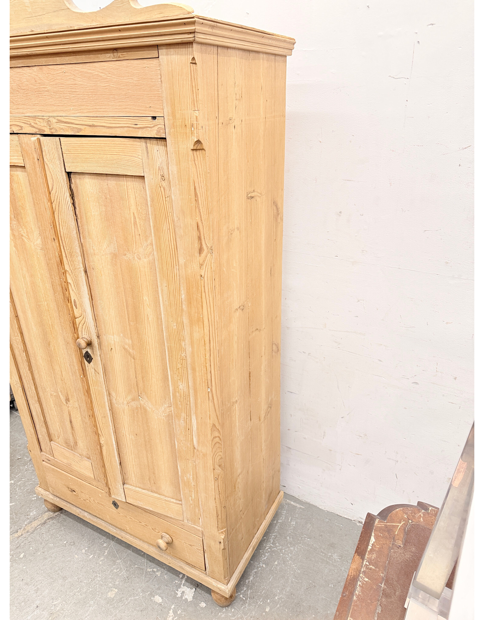 Antique Style- Pine 2-Door Cupboard