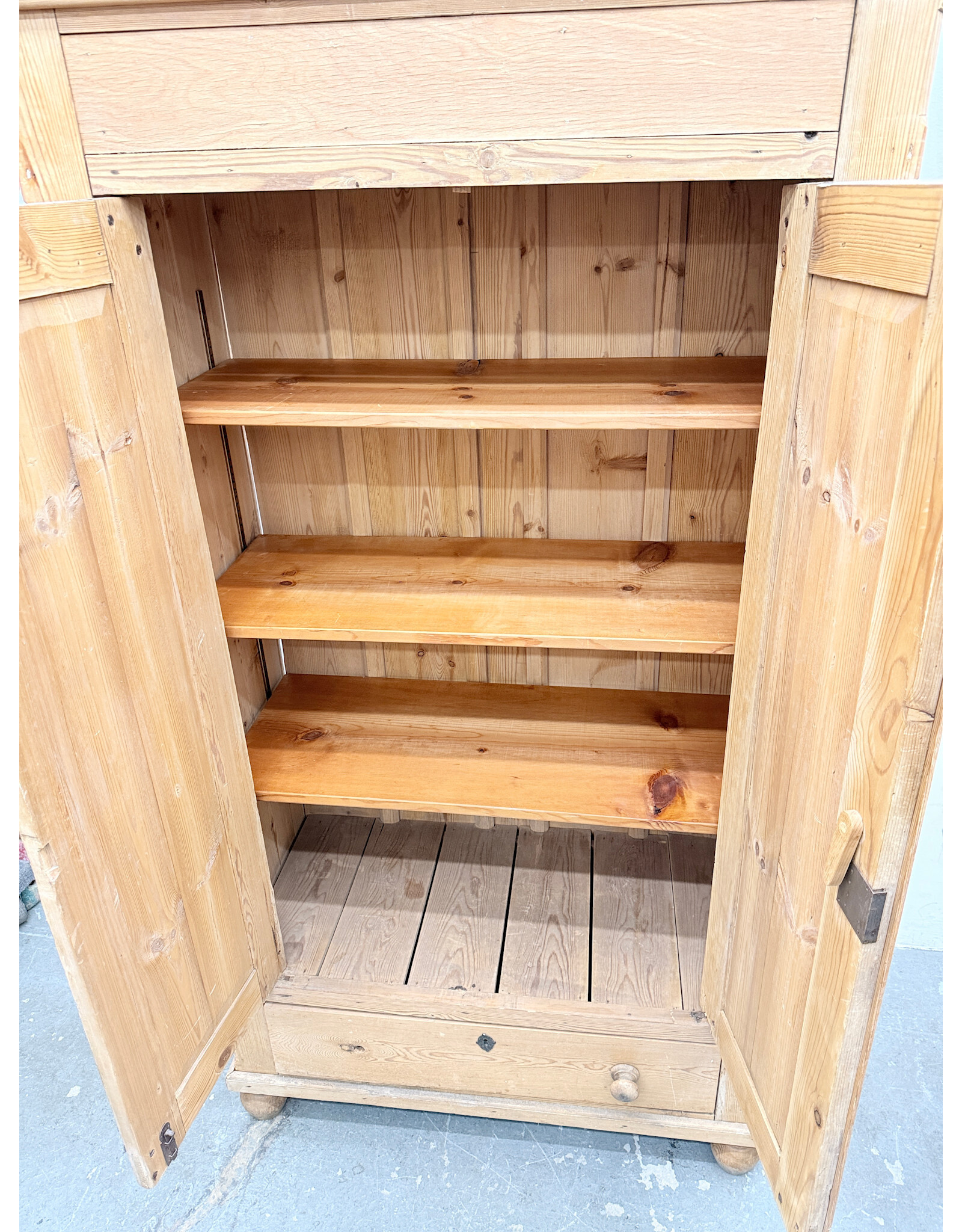 Antique Style- Pine 2-Door Cupboard