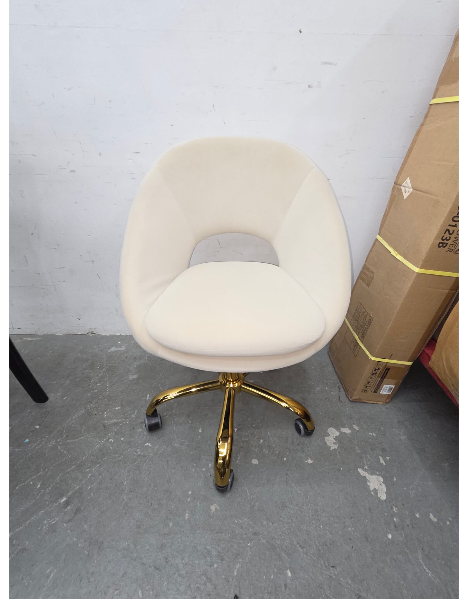 HULALA HOME Ramona Modern Velvet Swivel Task Chair with Metal Base