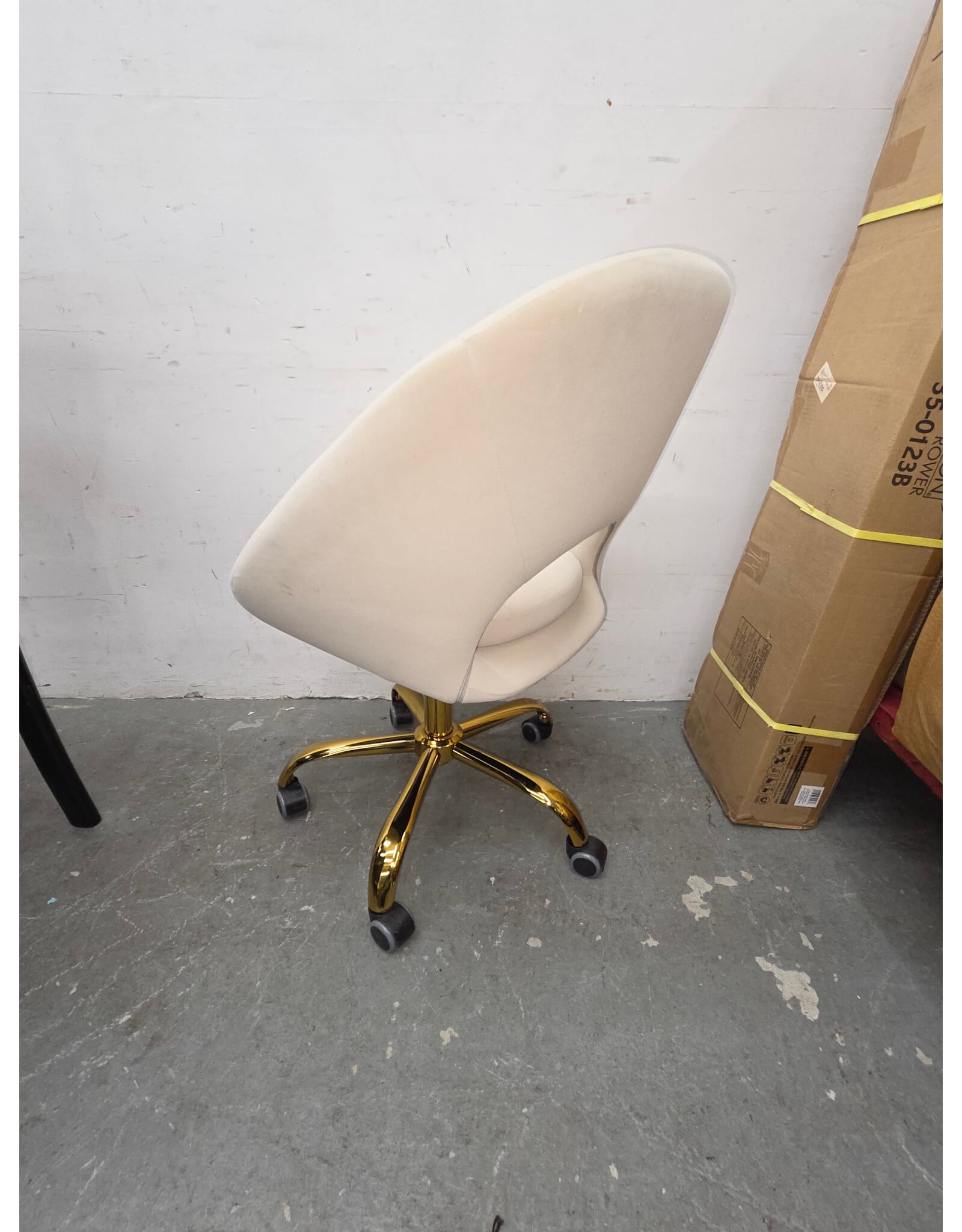 HULALA HOME Ramona Modern Velvet Swivel Task Chair with Metal Base