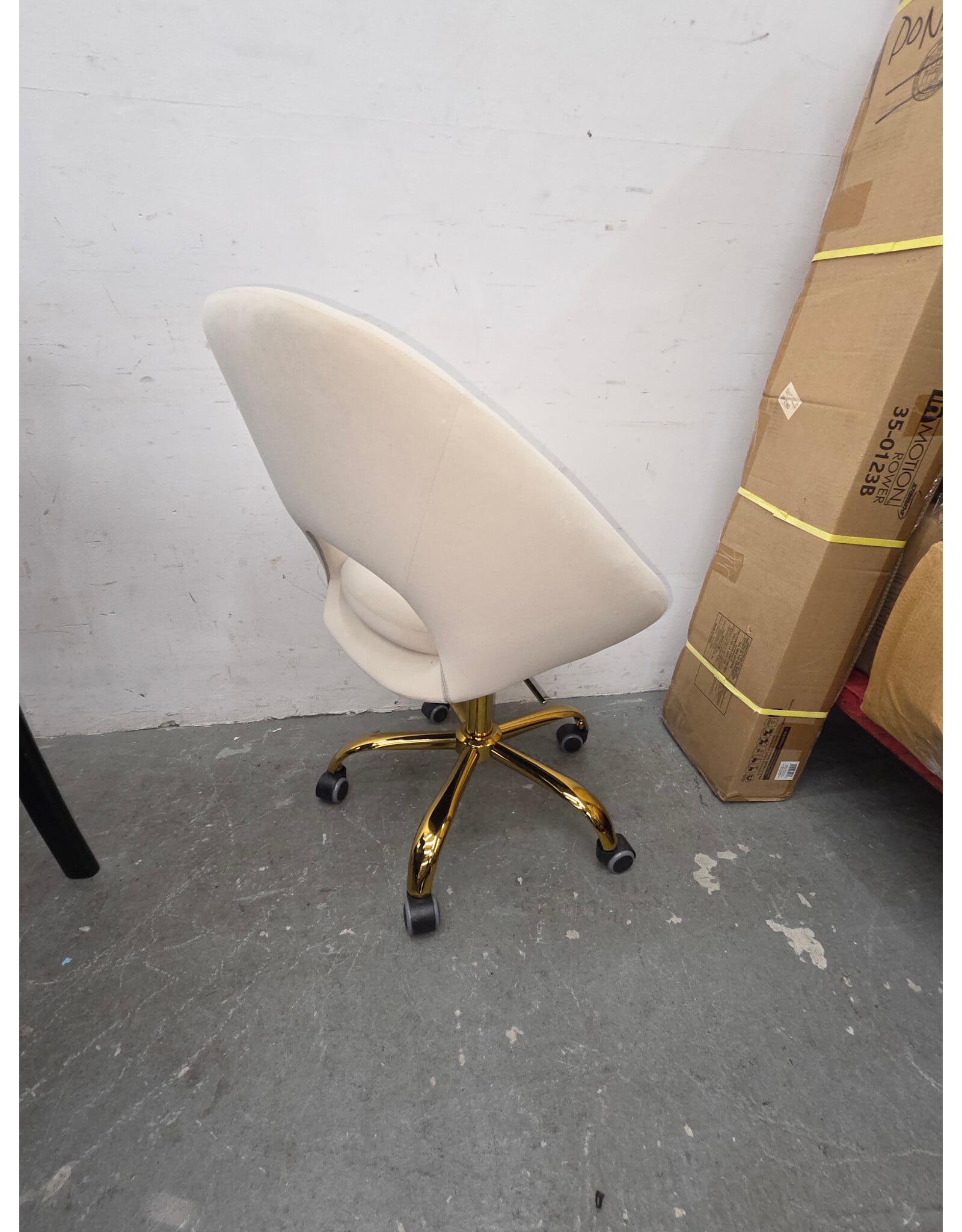 HULALA HOME Ramona Modern Velvet Swivel Task Chair with Metal Base