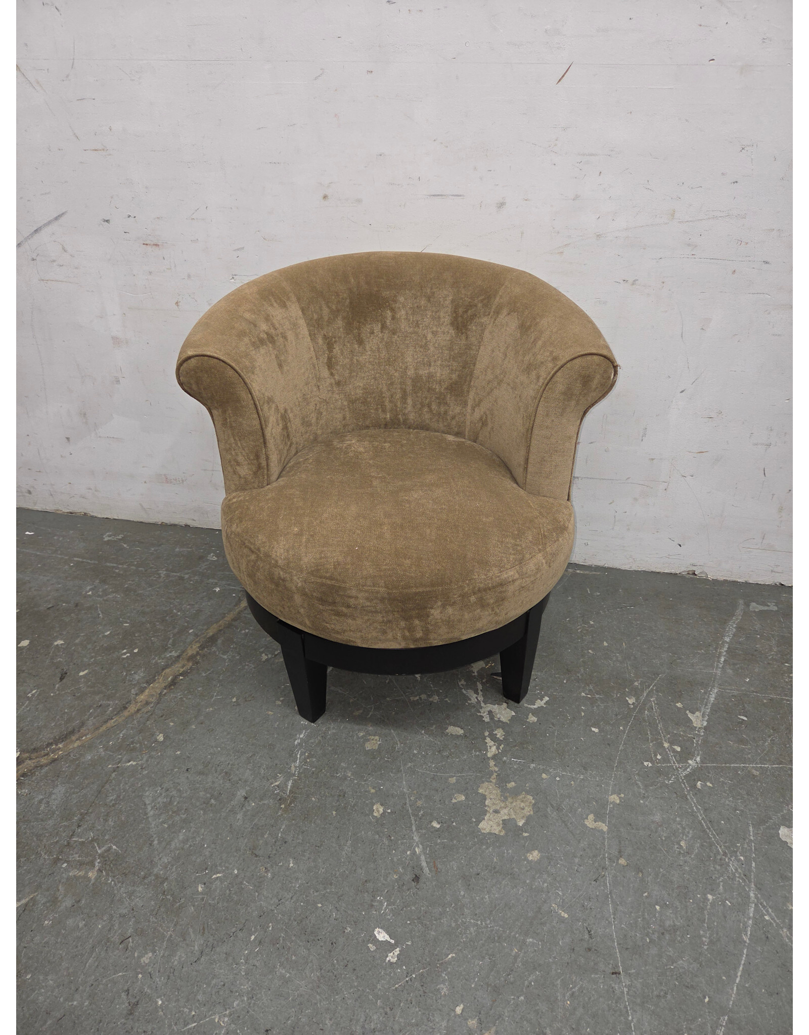Best Home Furnishings Attica Swivel Barrel Chair