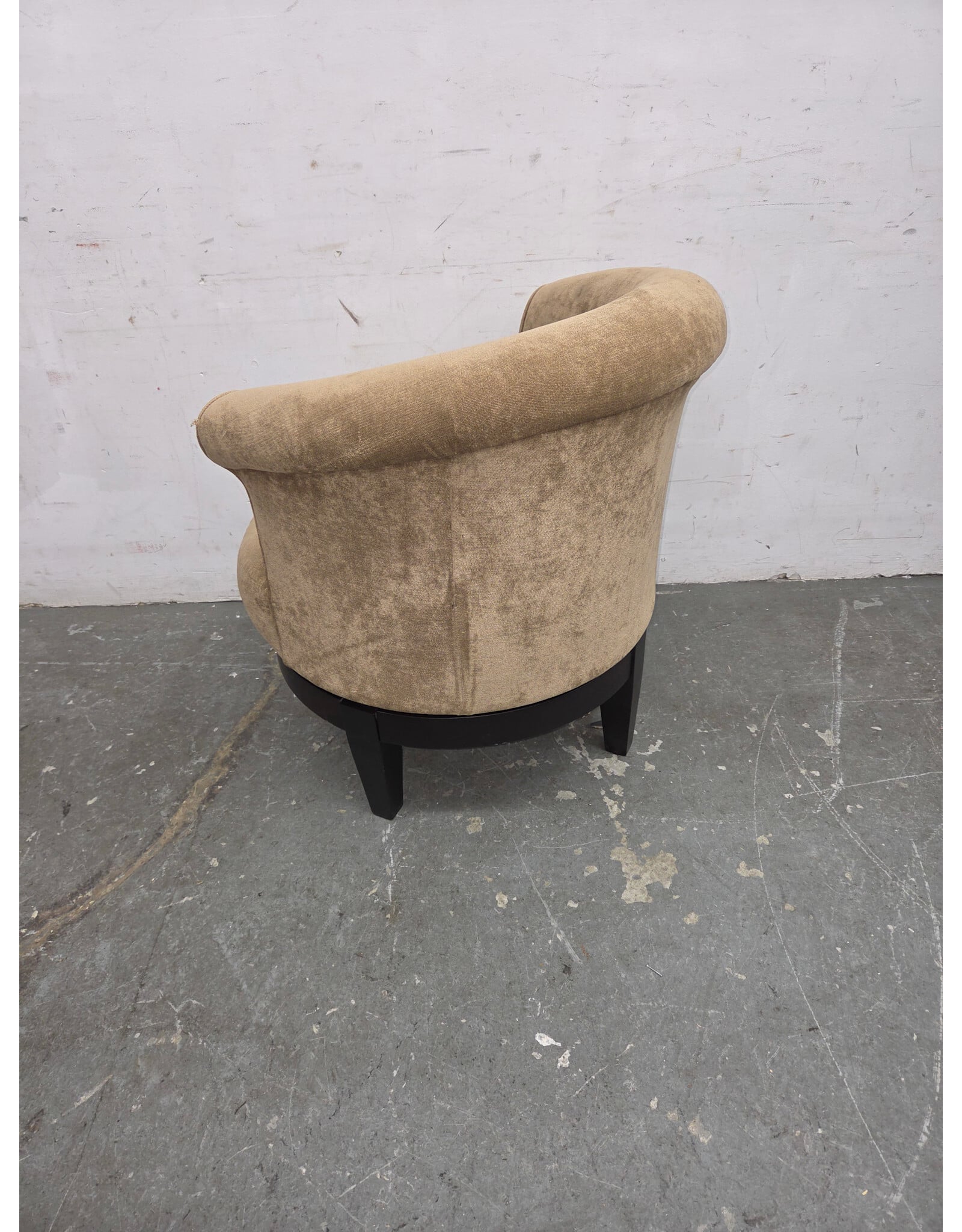Best Home Furnishings Attica Swivel Barrel Chair