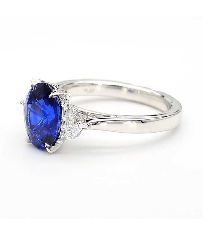 BLUE OVAL SAPPHIRE & WHITE DIAMOND RING