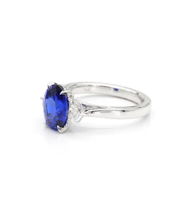 BLUE OVAL SAPPHIRE & WHITE DIAMOND RING