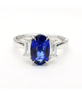 OVAL SAPPHIRE & DIAMOND RING