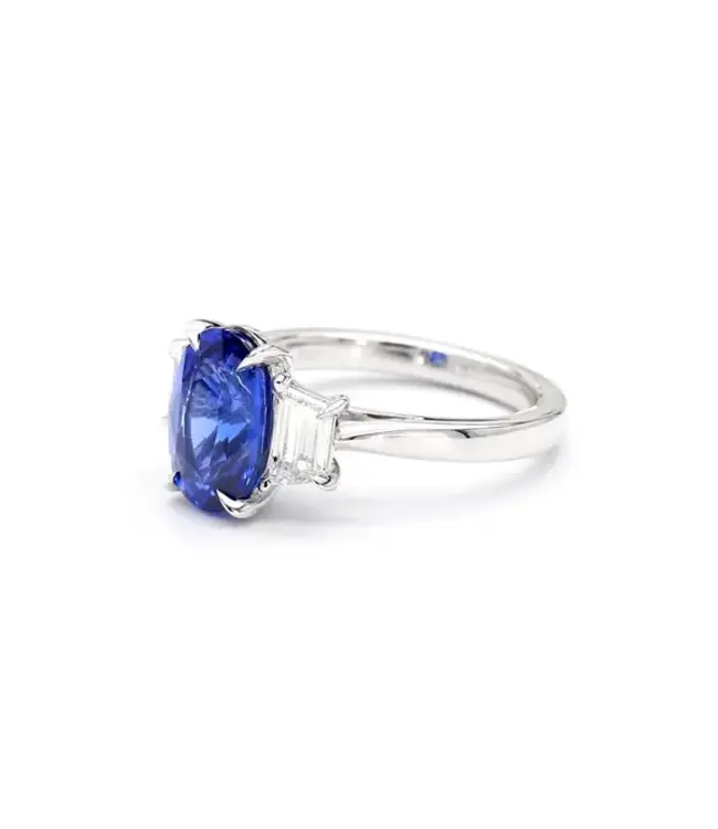 OVAL SAPPHIRE & DIAMOND RING