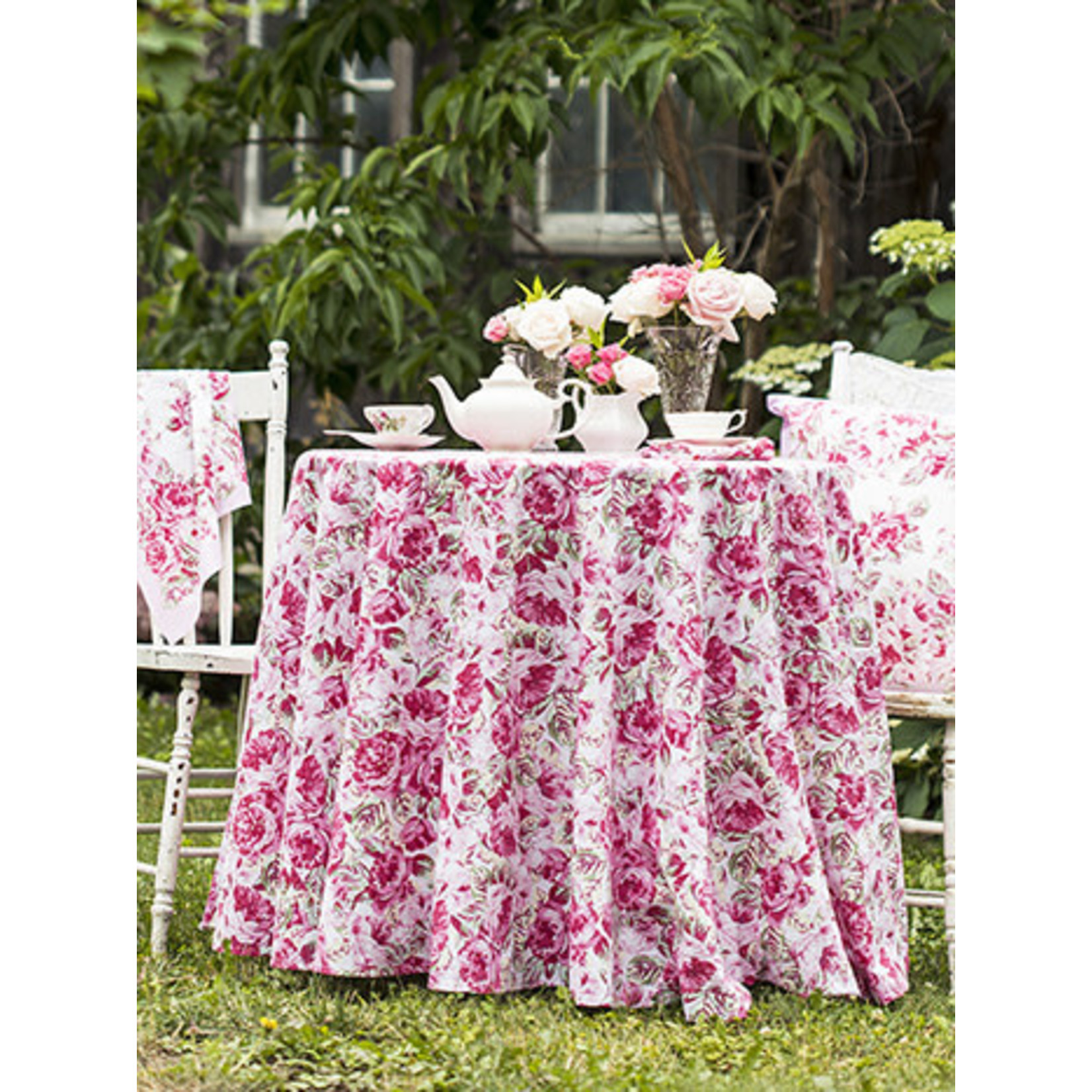 April Cornell La vie en rose round Tablecloth