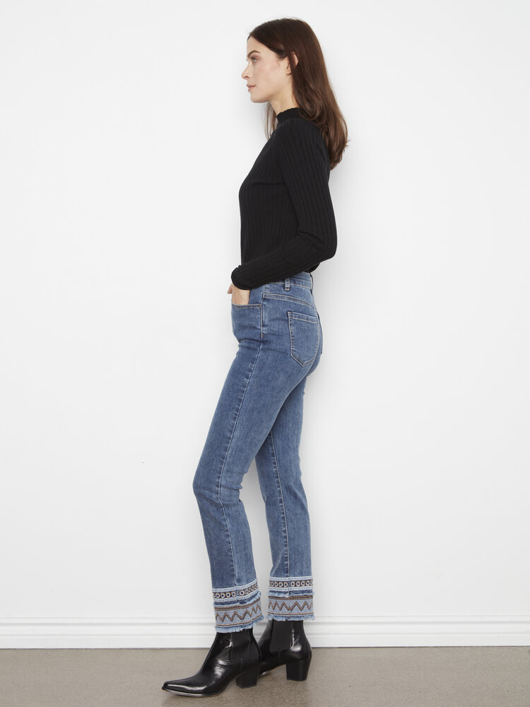 CHARLIE B. MOUNTAIN THREADS SLIM JEAN