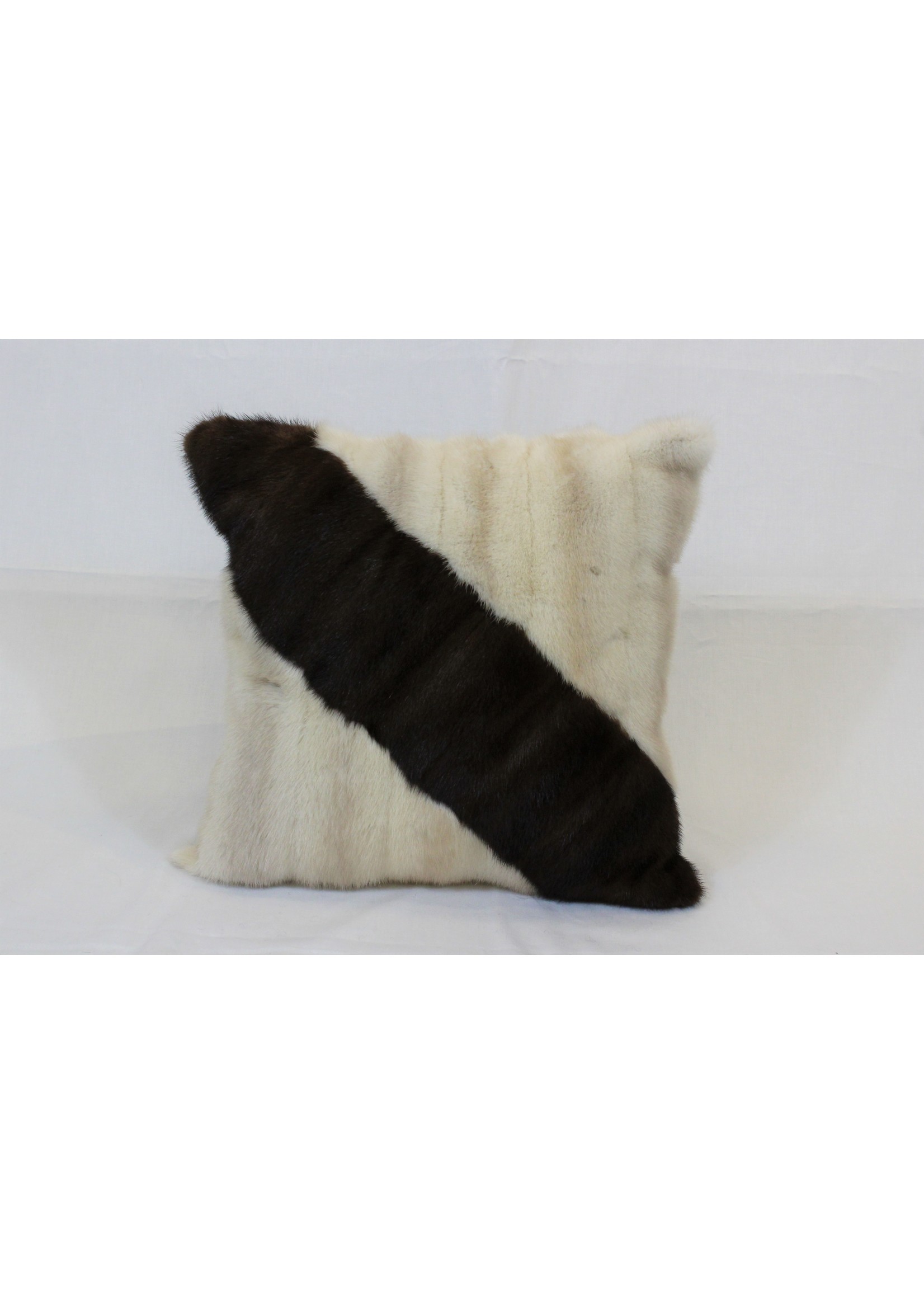 FURTHER DIAGONAL PANEL FUR PILLOW