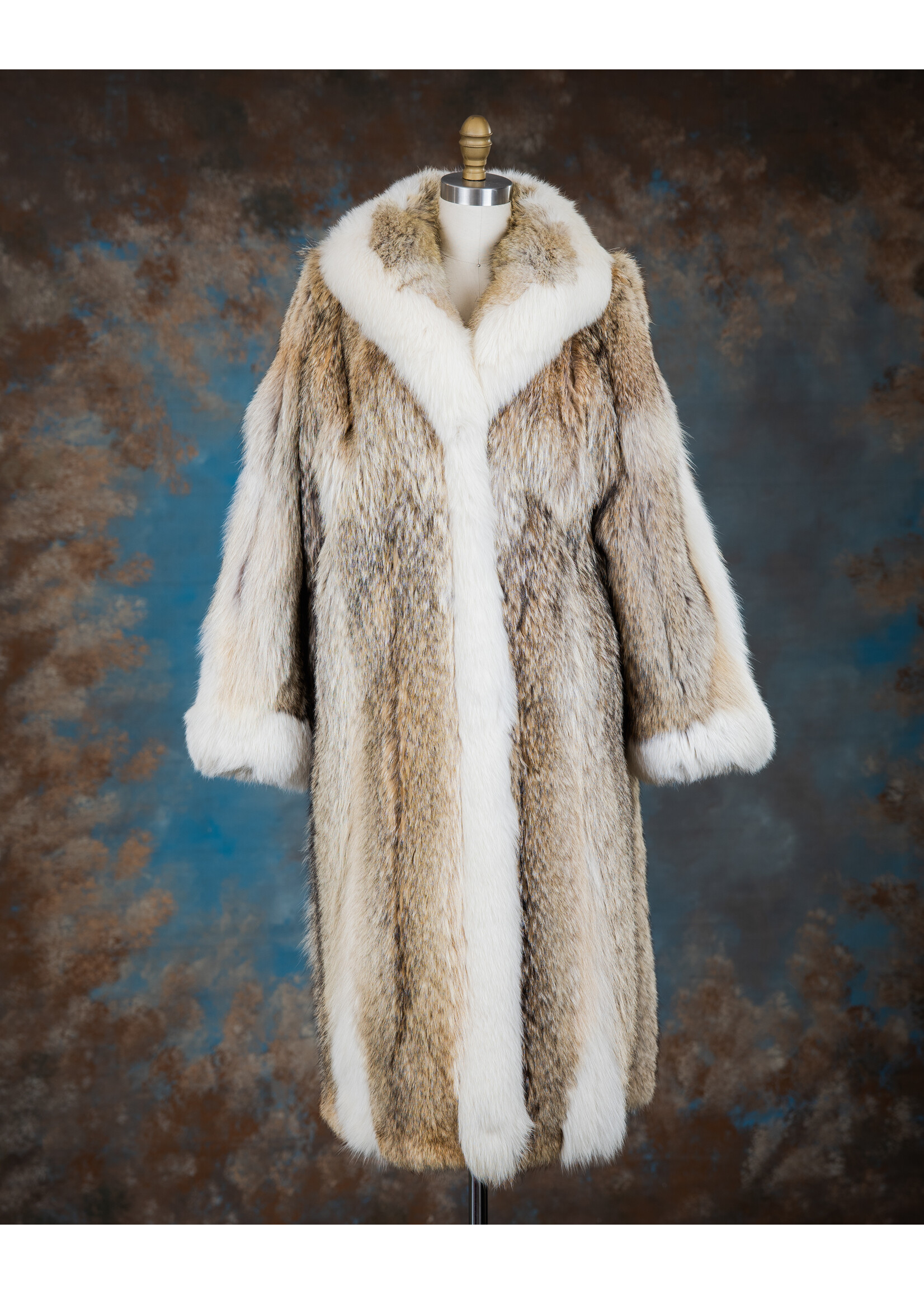 COYOTE COAT W. SHADOW FOX TRIM