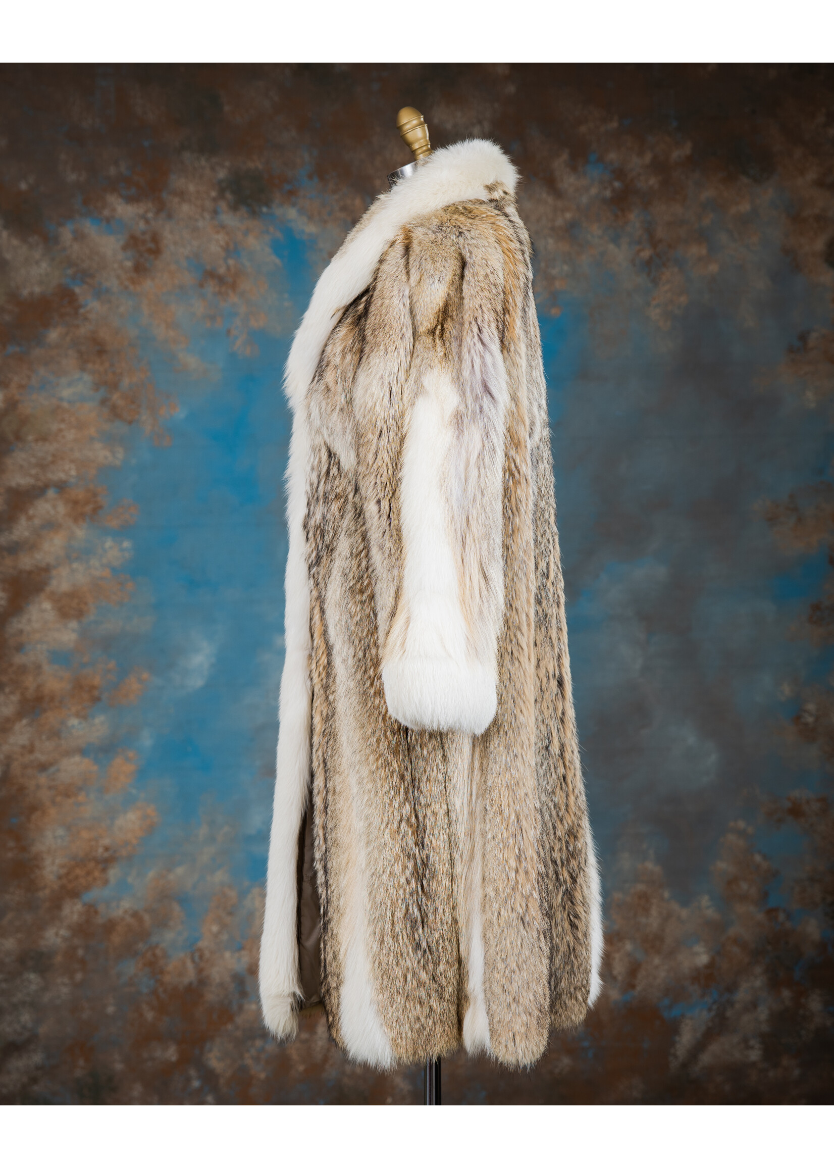 COYOTE COAT W. SHADOW FOX TRIM