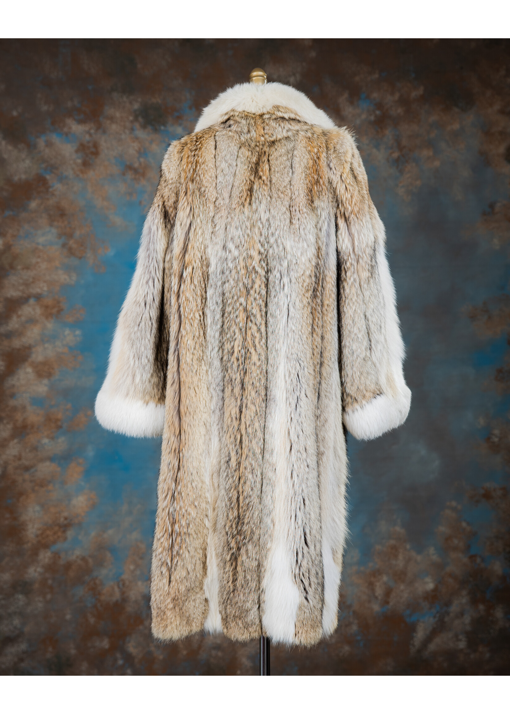 COYOTE COAT W. SHADOW FOX TRIM