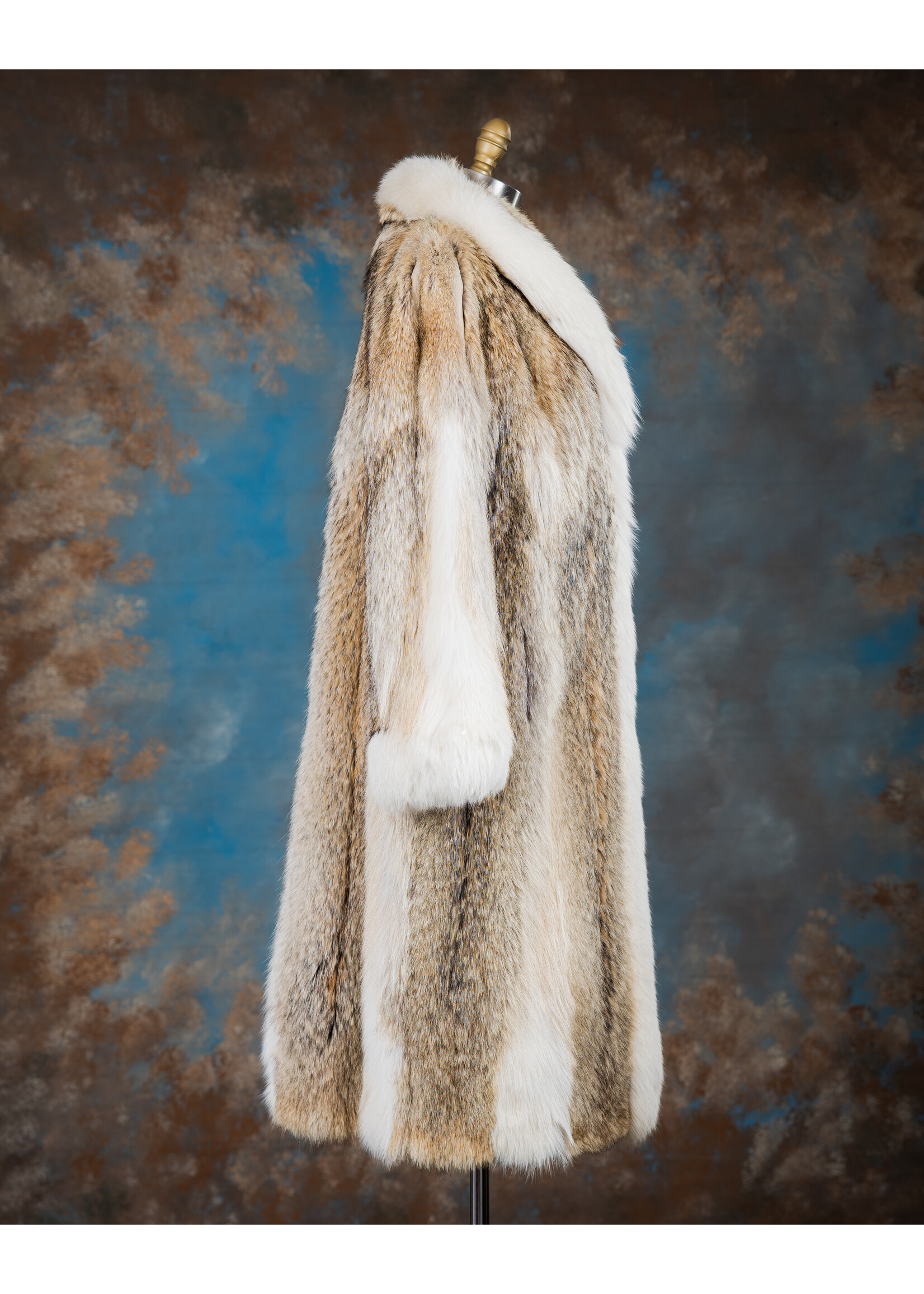 COYOTE COAT W. SHADOW FOX TRIM