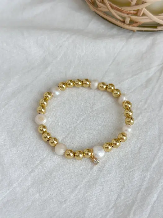 Shayla Stretch Bracelet 6mm Pearl - AnnaBanana