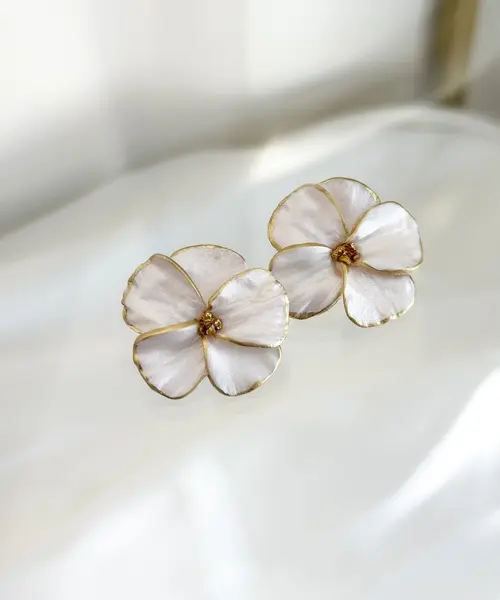 Poppy Statement Studs Pearl - AnnaBanana