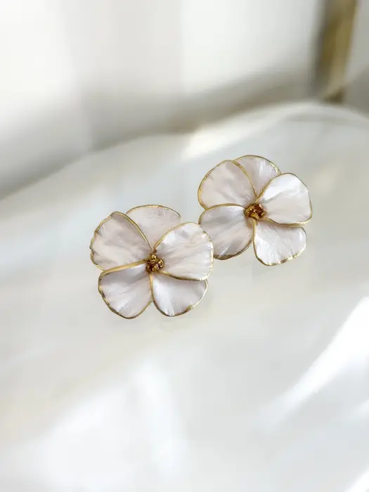 Poppy Statement Studs Pearl - AnnaBanana