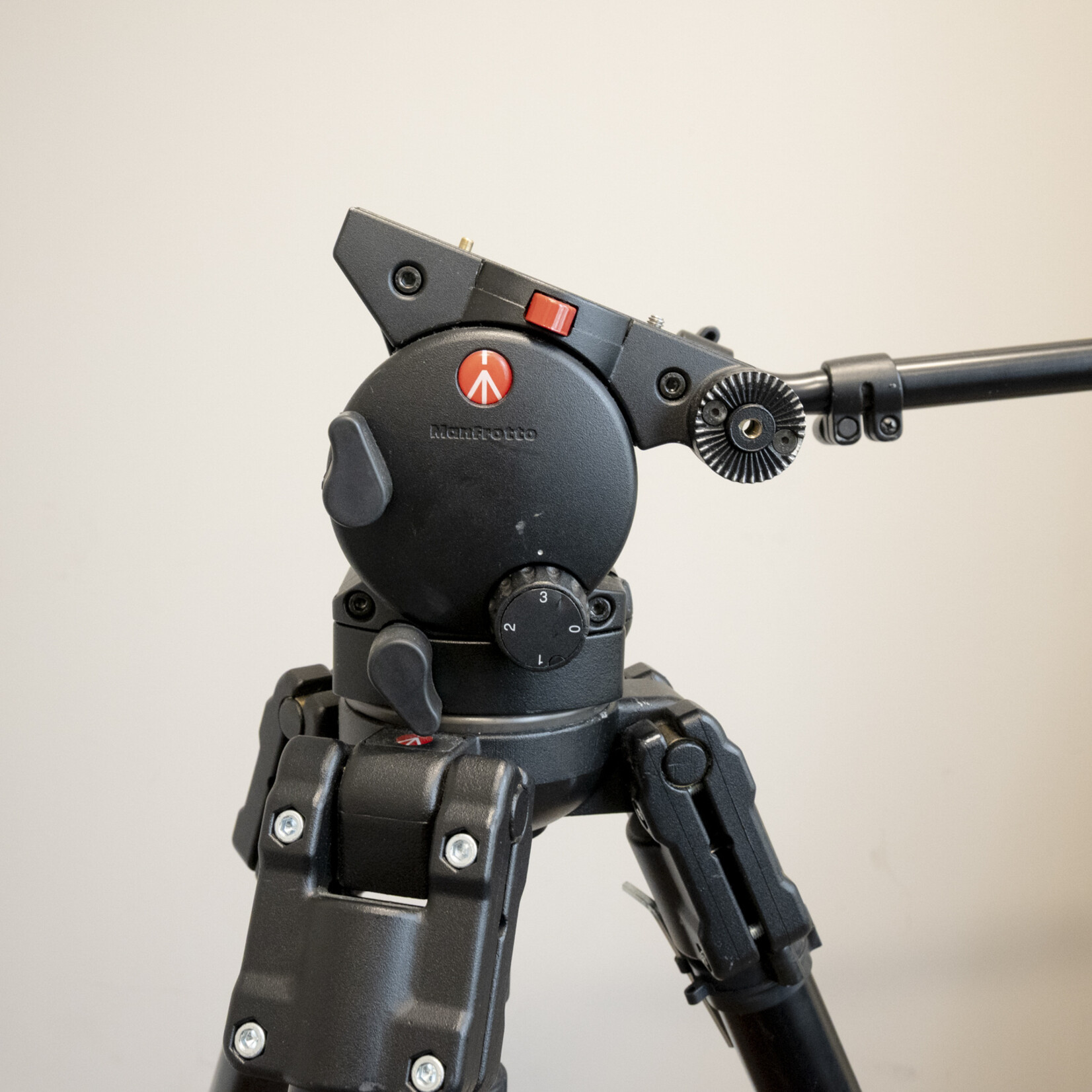 Manfrotto Manfrotto 528XB Tripod w/526 Fluid Head (Used)