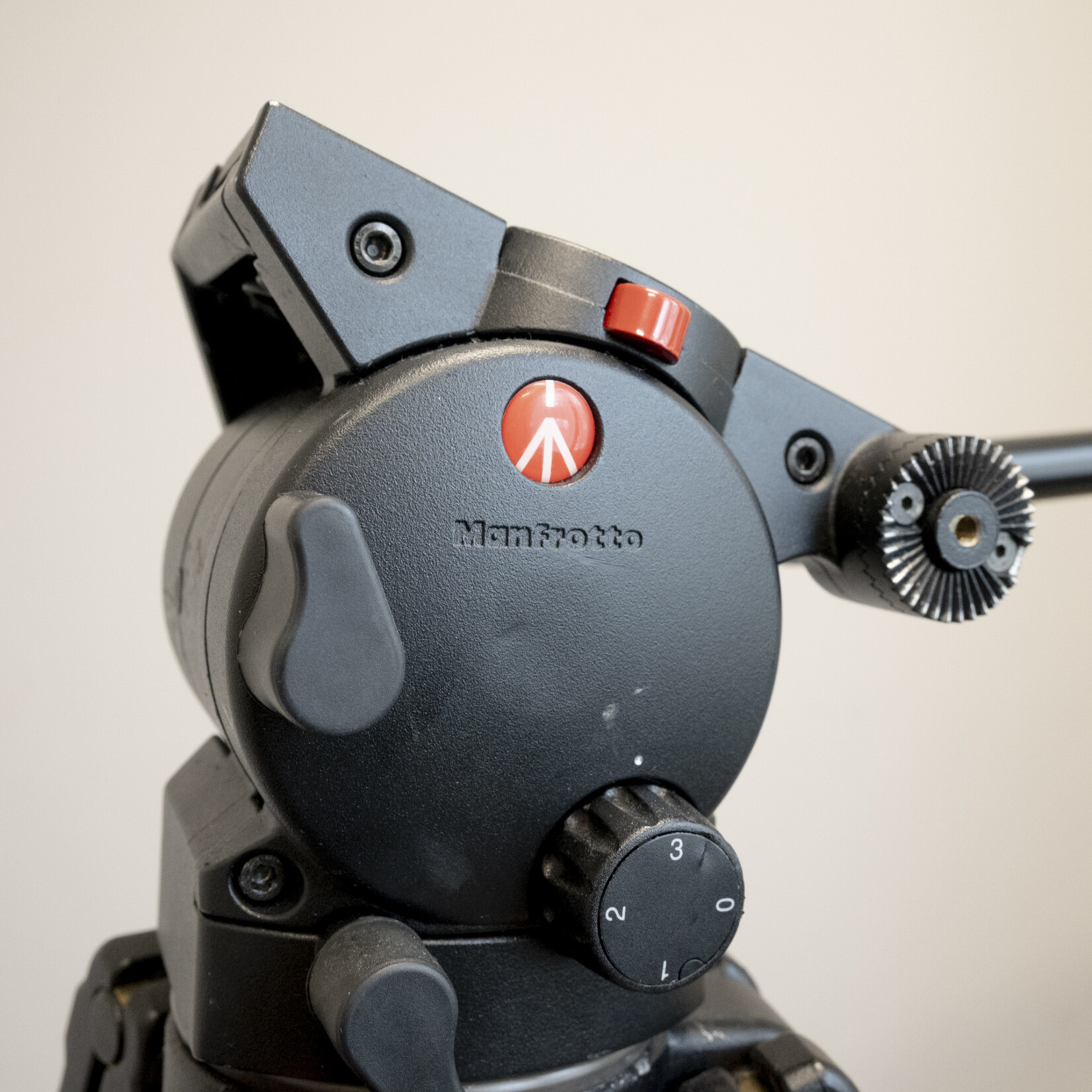 Manfrotto Manfrotto 528XB Tripod w/526 Fluid Head (Used)