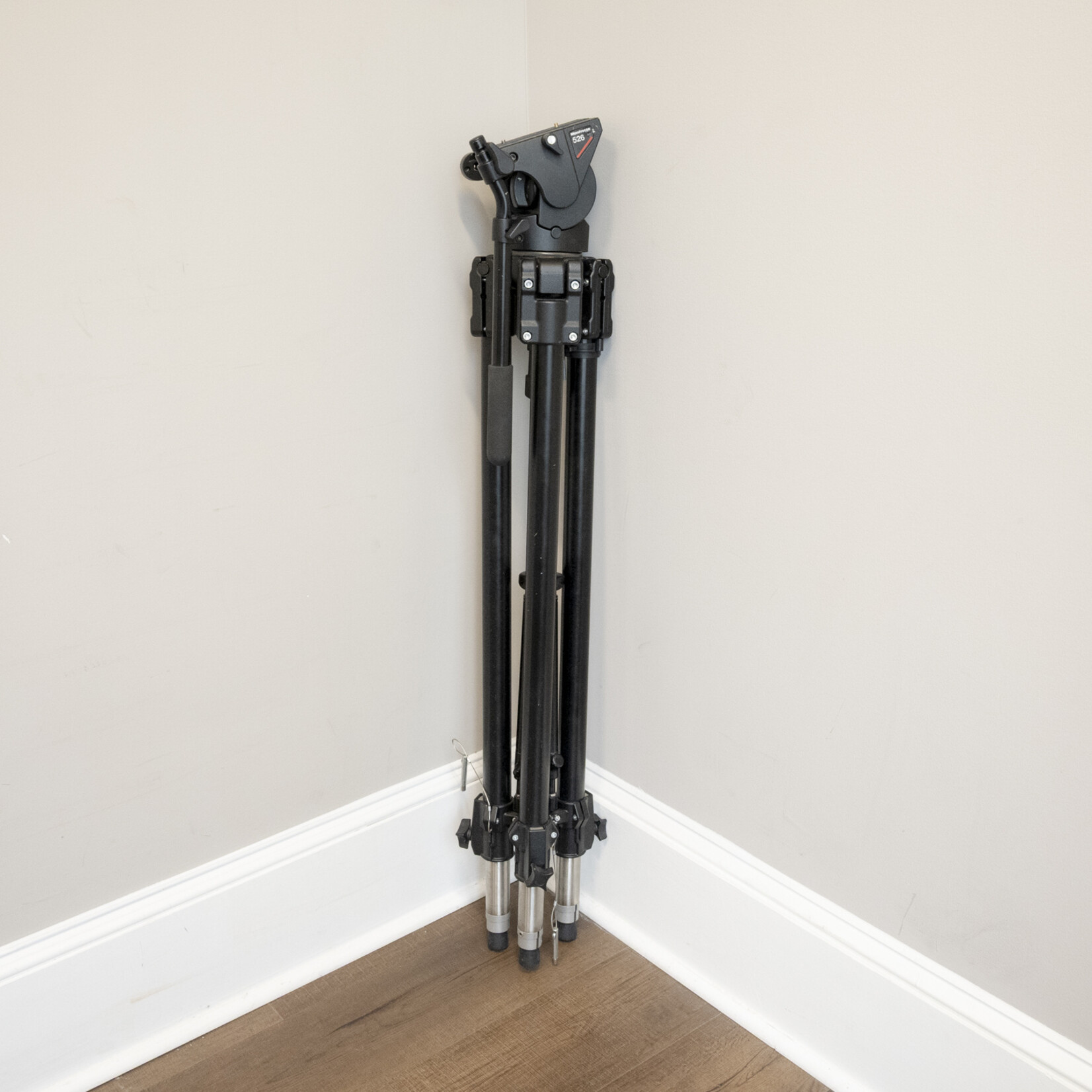 Manfrotto Manfrotto 528XB Tripod w/526 Fluid Head (Used)