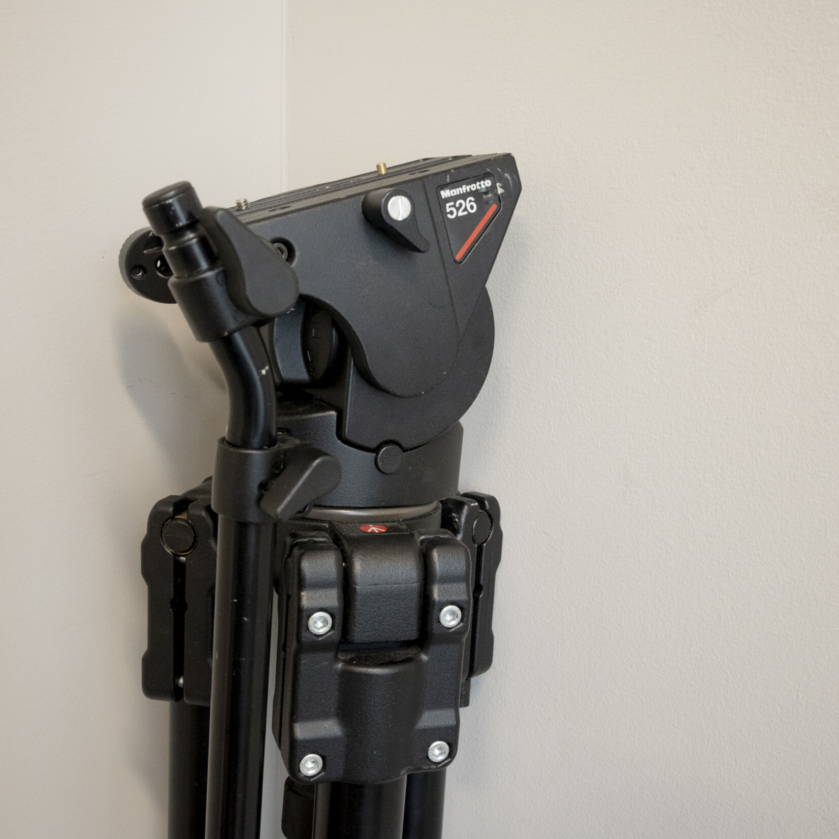 Manfrotto Manfrotto 528XB Tripod w/526 Fluid Head (Used)