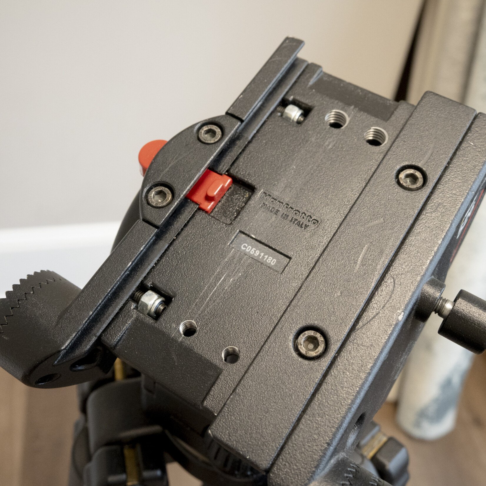 Manfrotto Manfrotto 528XB Tripod w/526 Fluid Head (Used)