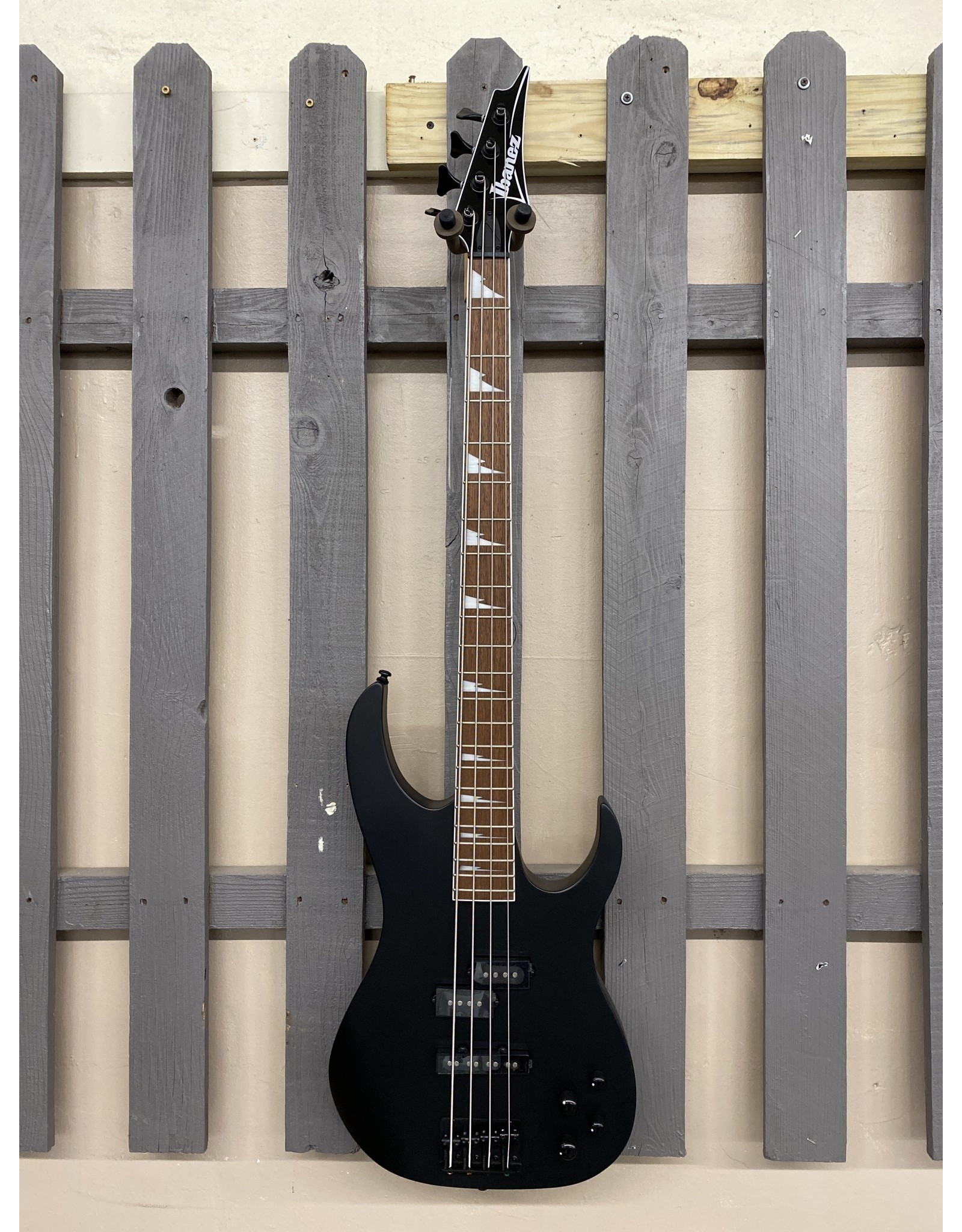 Ibanez Ibanez RGB300 4-String Bass Black Flat