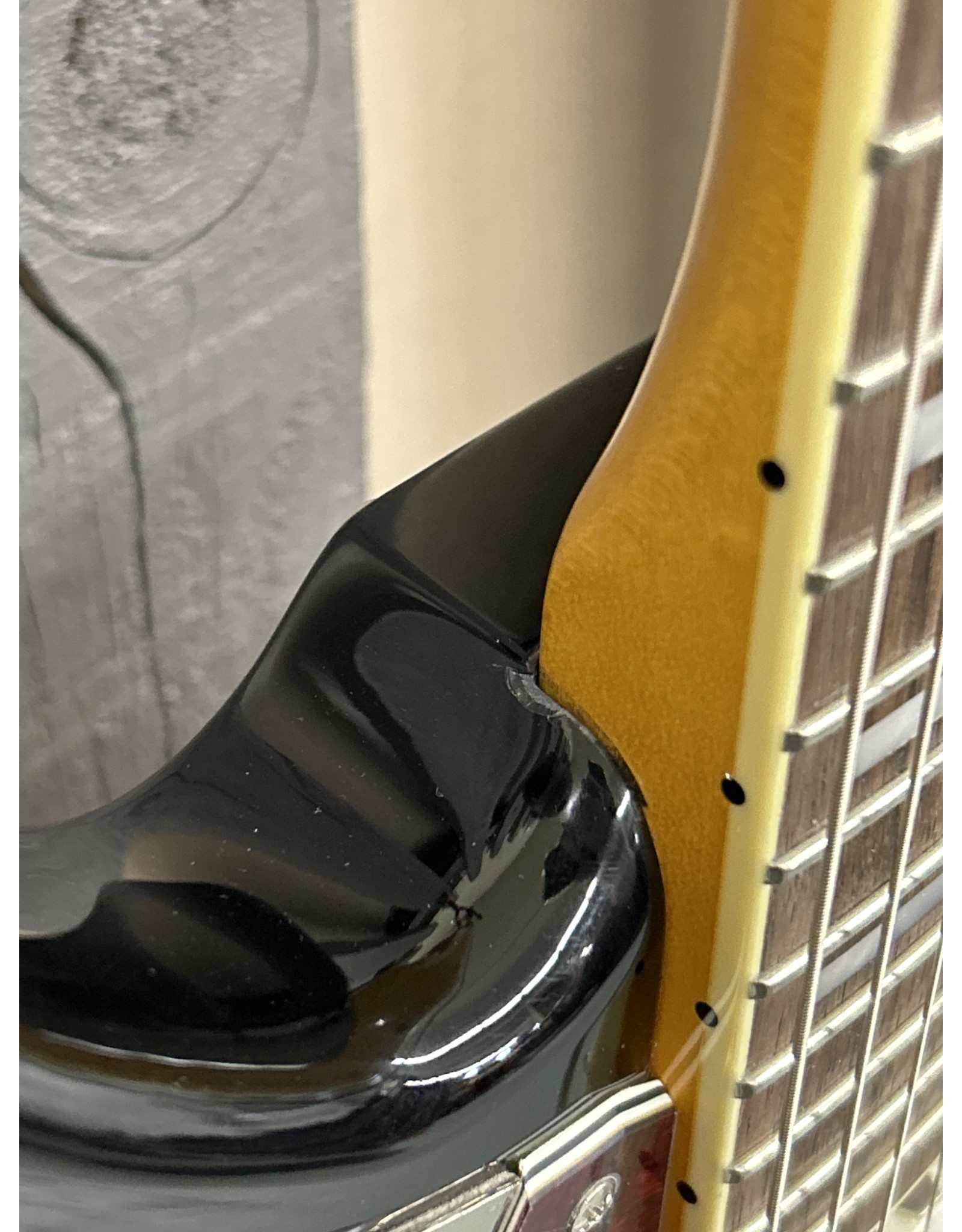 Fender Fender Classic Vibe '70s Jaguar® 3-Color Sunburst (BLEM)
