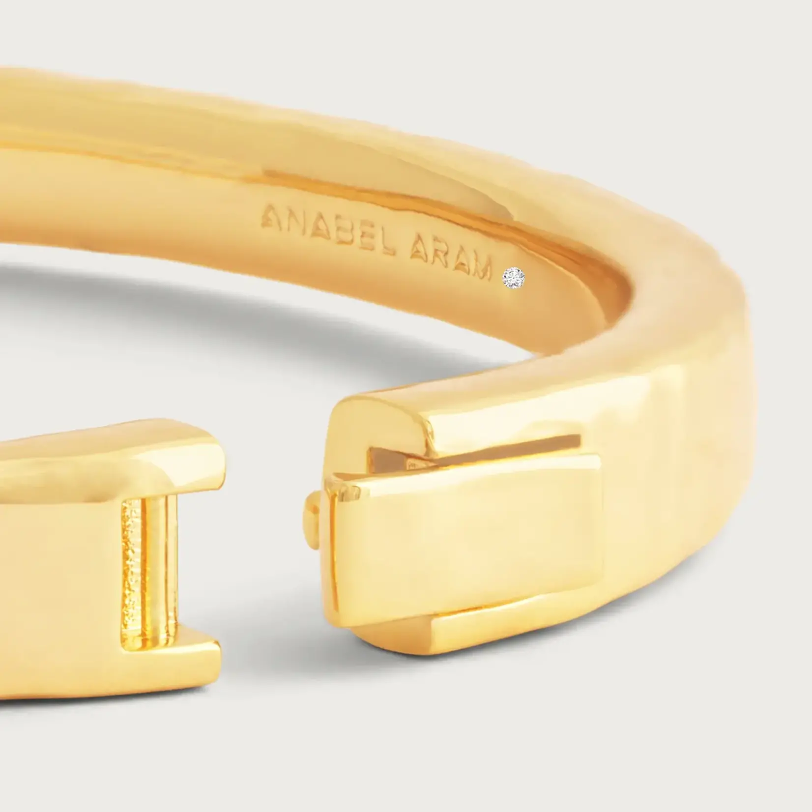 Farrier Medium Hinged Bangle, Gold