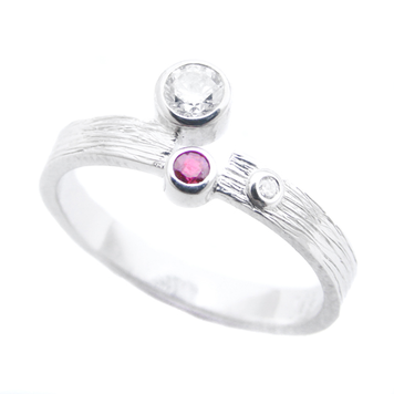 rings 1/4ct diamond gravity with ruby