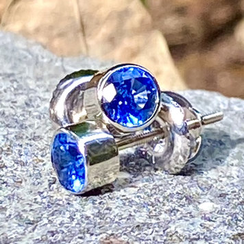 minimal 1.00cttw ceylon sapphire AAA round brilliant cut studs