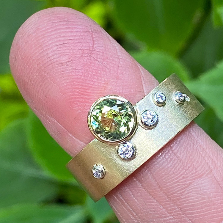 fade 1.10ct madagascar green sapphire fade