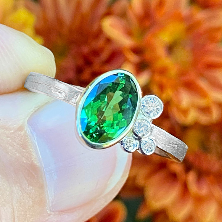 gap 1.21ct tsavorite mini gap