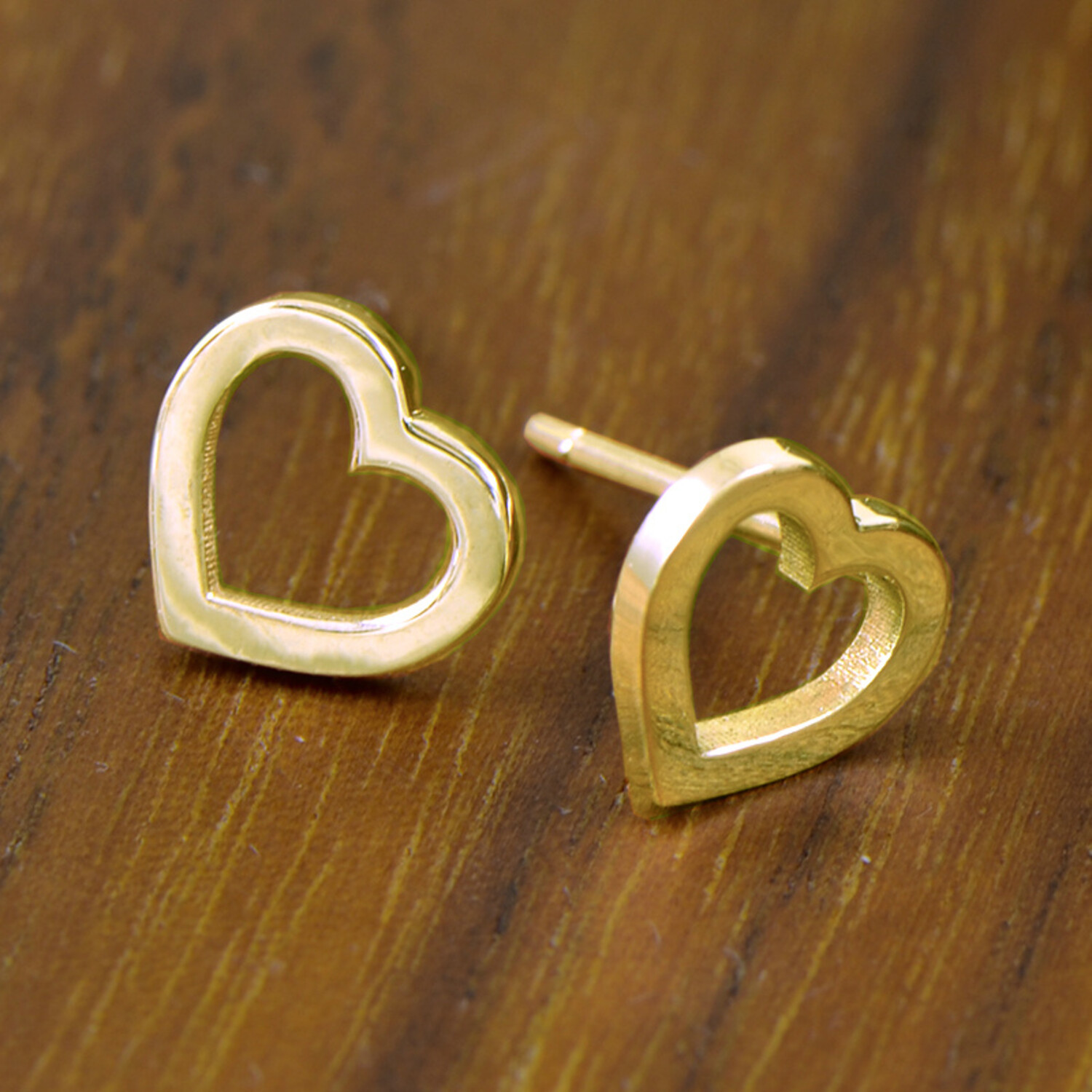 minimal mini minimal heart gold earrings